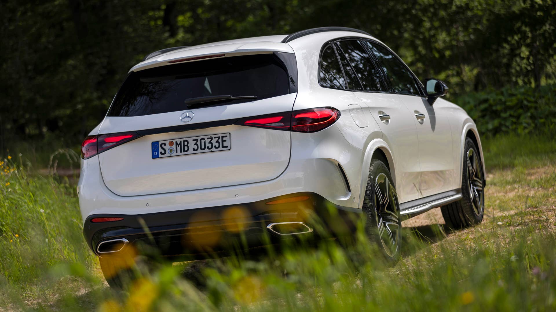 Mercedes-Benz GLC SUV Plug-in-Hybrid; Exterieur: AMG Line, MANUFAKTUR diamantweiß bright; Interieur: AMG Line, Leder zweifarbig powerrot/schwarz // Mercedes-Benz GLC SUV plug-in hybrid; exterior: AMG line, MANUFAKTUR diamond white bright; interior: AMG line, leather two-tone power red/black
