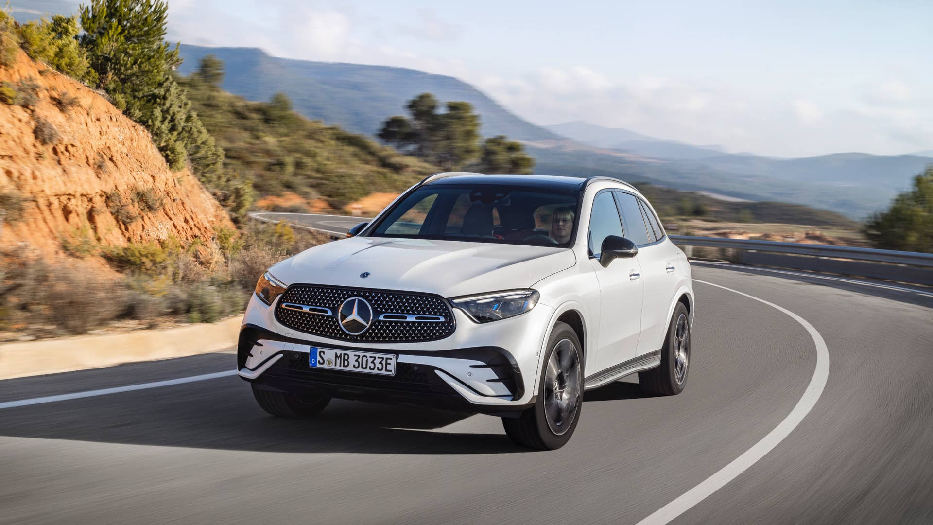 Mercedes-Benz GLC SUV Plug-in-Hybrid; Exterieur: AMG Line, MANUFAKTUR diamantweiß bright; Interieur: AMG Line, Leder zweifarbig powerrot/schwarz // Mercedes-Benz GLC SUV plug-in hybrid; exterior: AMG line, MANUFAKTUR diamond white bright; interior: AMG line, leather two-tone power red/black