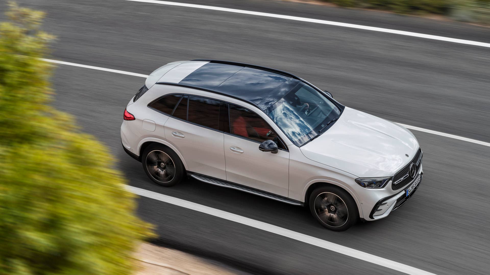 Mercedes-Benz GLC SUV Plug-in-Hybrid; Exterieur: AMG Line, MANUFAKTUR diamantweiß bright; Interieur: AMG Line, Leder zweifarbig powerrot/schwarz // Mercedes-Benz GLC SUV plug-in hybrid; exterior: AMG line, MANUFAKTUR diamond white bright; interior: AMG line, leather two-tone power red/black
