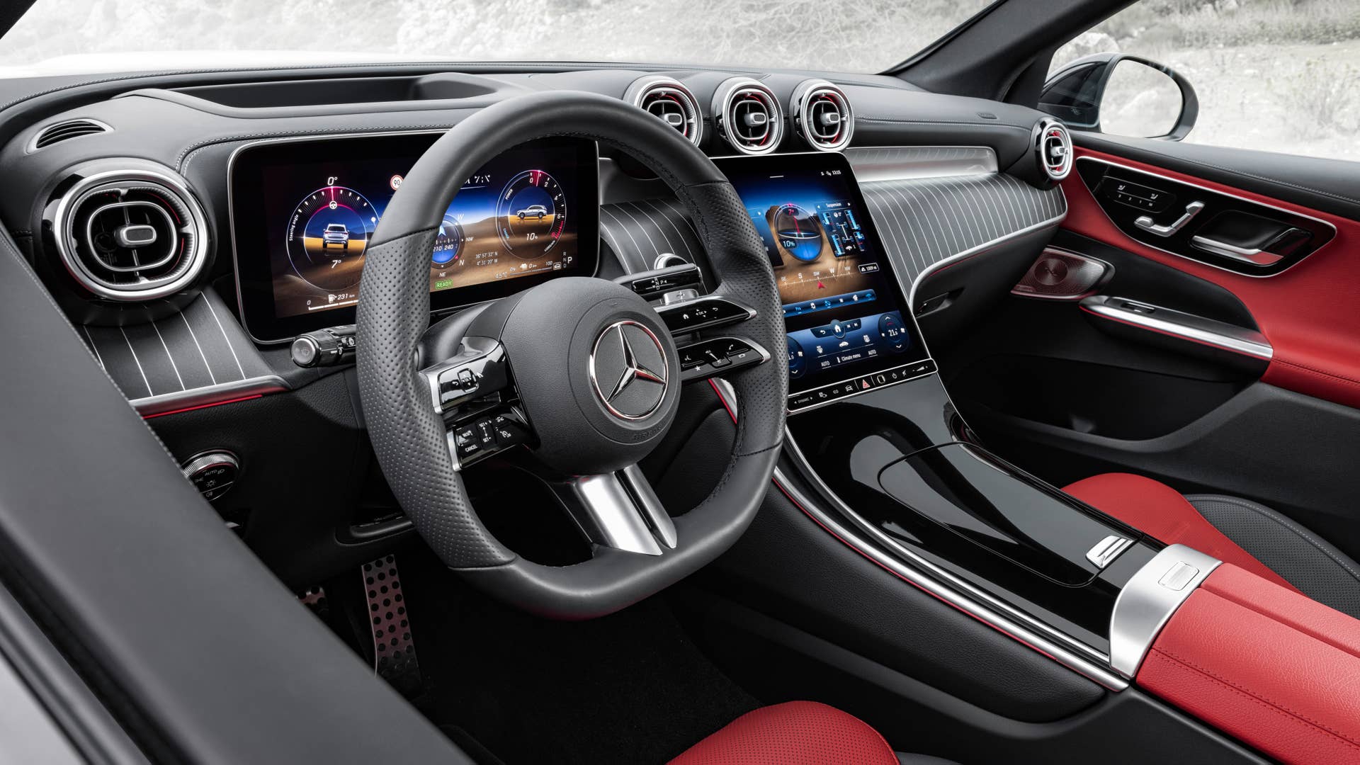 Mercedes-Benz GLC SUV Plug-in-Hybrid; Exterieur: AMG Line, MANUFAKTUR diamantweiß bright; Interieur: AMG Line, Leder zweifarbig powerrot/schwarz // Mercedes-Benz GLC SUV plug-in hybrid; exterior: AMG line, MANUFAKTUR diamond white bright; interior: AMG line, leather two-tone power red/black