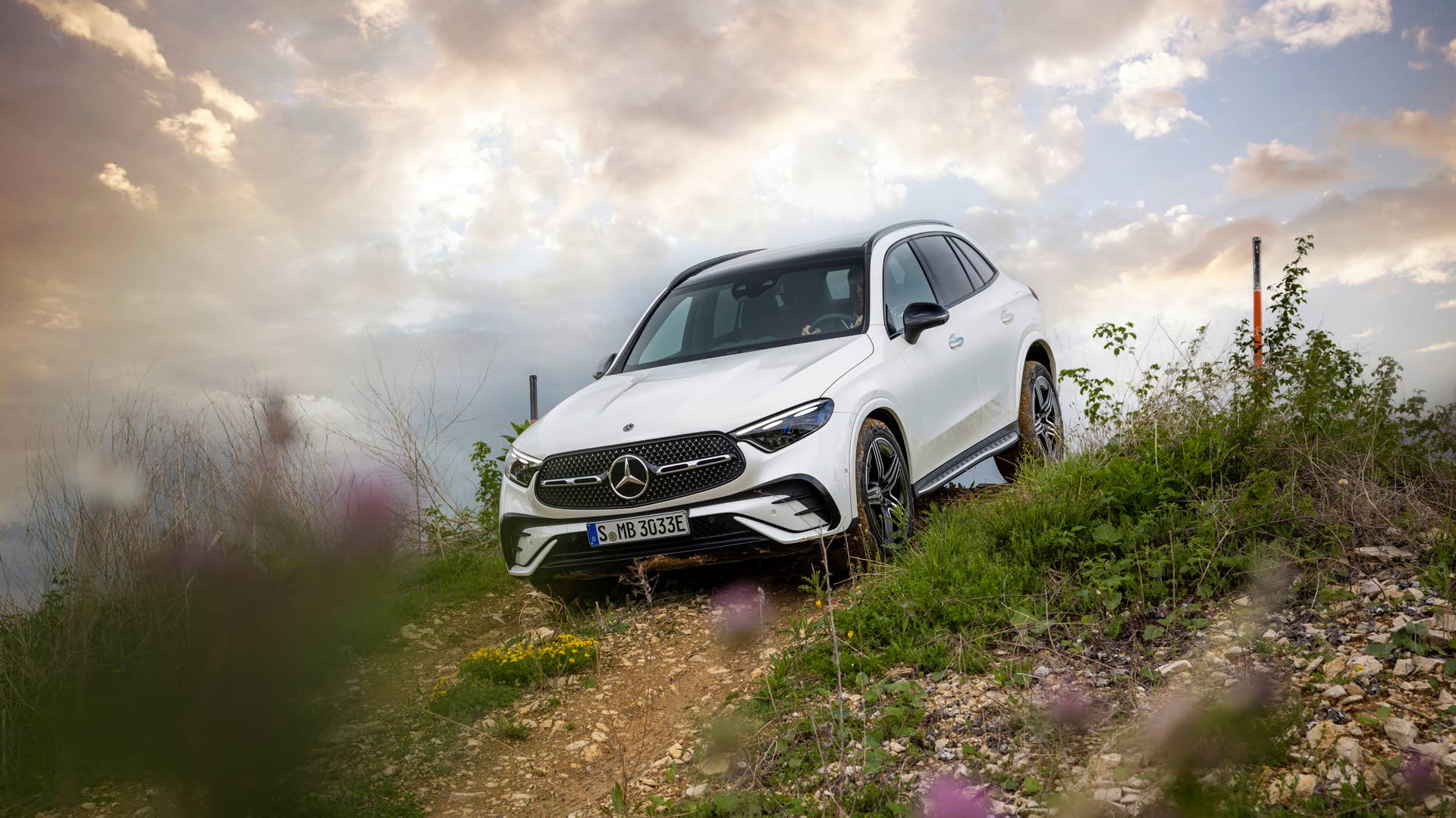 Mercedes-Benz GLC SUV Plug-in-Hybrid; Exterieur: AMG Line, MANUFAKTUR diamantweiß bright; Interieur: AMG Line, Leder zweifarbig powerrot/schwarz // Mercedes-Benz GLC SUV plug-in hybrid; exterior: AMG line, MANUFAKTUR diamond white bright; interior: AMG line, leather two-tone power red/black