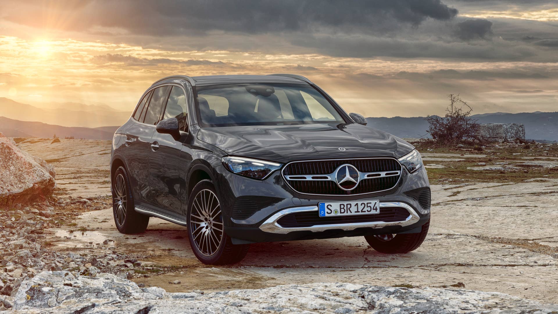 Mercedes-Benz GLC SUV; Exterieur: AVANTGARDE, graphitgrau metallic; Interieur: AVANTGARDE, Leder Nappa sienabraun // Mercedes-Benz GLC SUV; exterior: AVANTGARDE, graphite grey metallic; interior: AVANTGARDE, nappa leather sienna brown