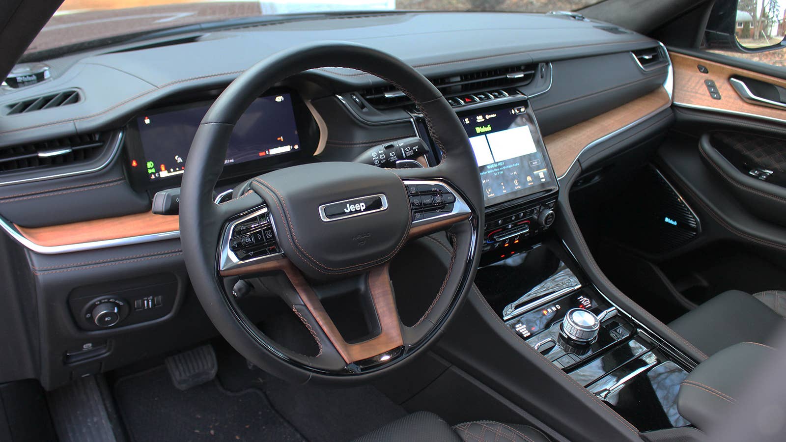2022 Jeep Grand Cherokee L Summit dash