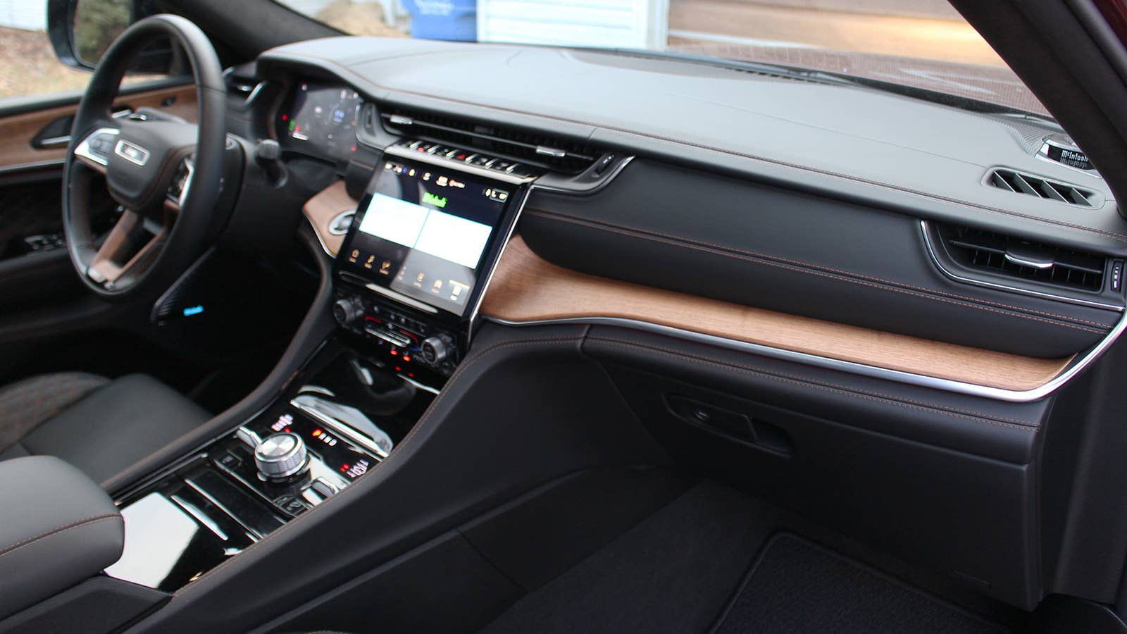 2022 Jeep Grand Cherokee L Summit dash
