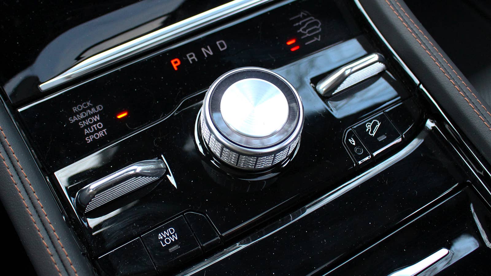 2022 Jeep Grand Cherokee L Summit shifter