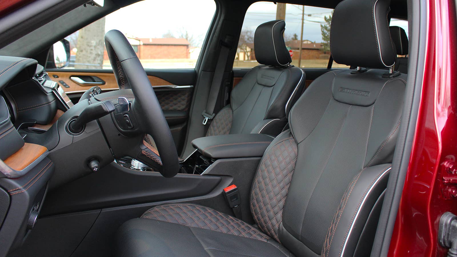 2022 Jeep Grand Cherokee L Summit front seats