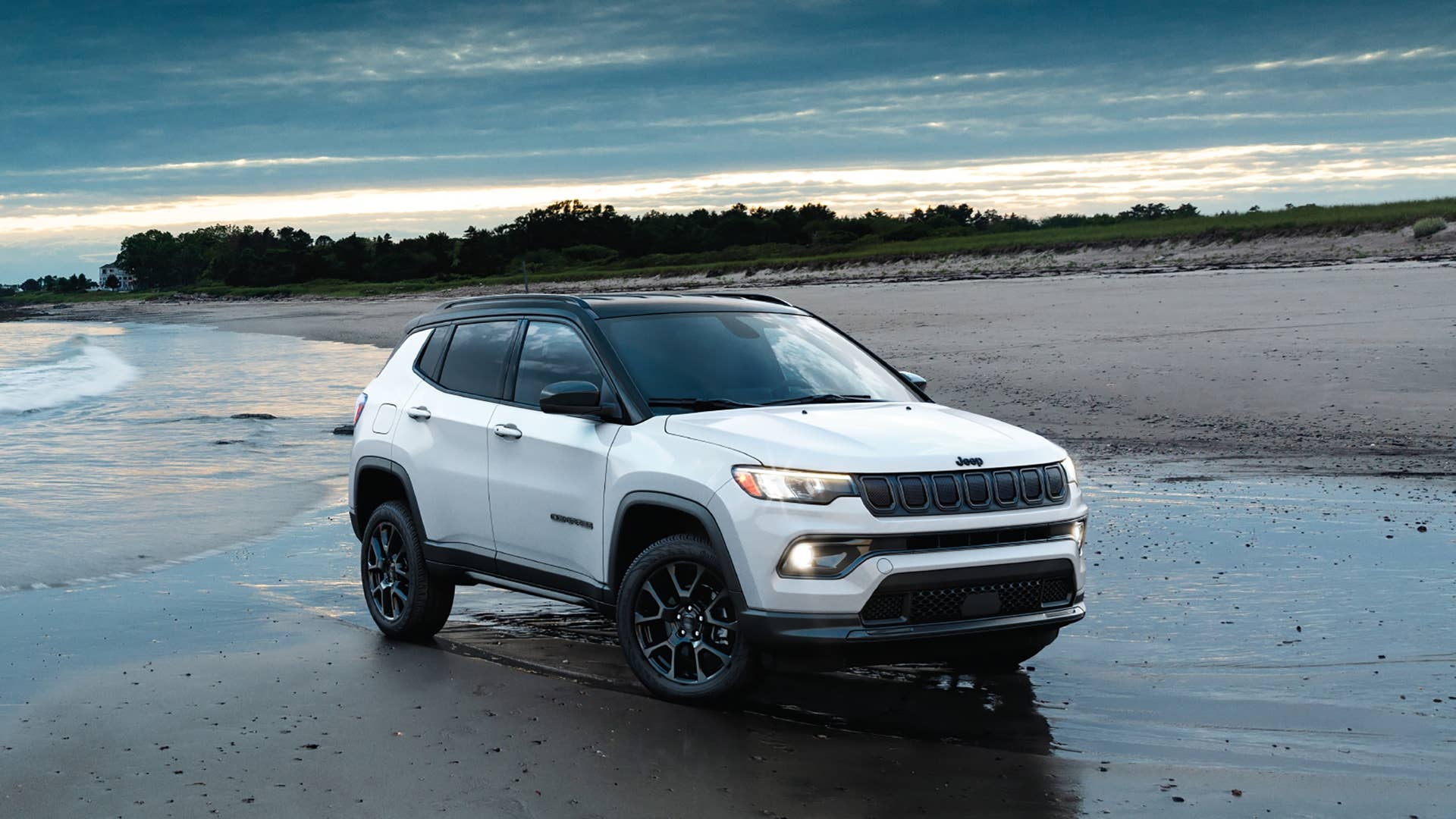 The 2022 Jeep® Compass Altitude Package delivers legendary Jeep 4x4 capability with unique Gloss Black exterior accents and features.