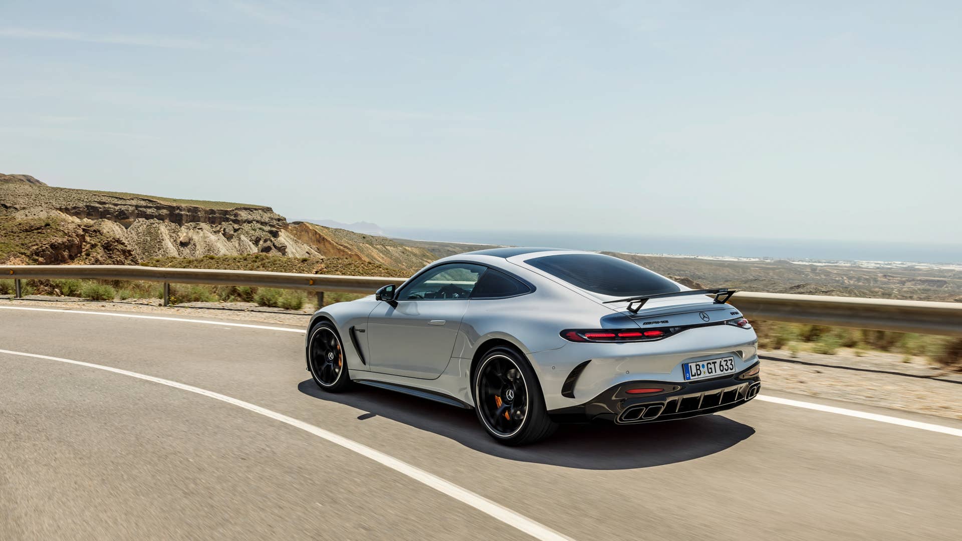 Mercedes-AMG GT 63 4MATIC+ (Kraftstoffverbrauch kombiniert: 14,1 l/100 km, CO2-Emissionen kombiniert 319 g/km) Exterieur: AMG Aerodynamik-Paket, Hightechsilber metallic; Interieur: Leder Nappa schwarz // Mercedes-AMG GT 63 4MATIC+ (combined fuel consumption, weighted: 14,1 l/100 km; combined CO2 emissions, weighted: 319 g/km) exterior: AMG Aerodynamic package, hightechsilver metallic; interior: leather nappa black