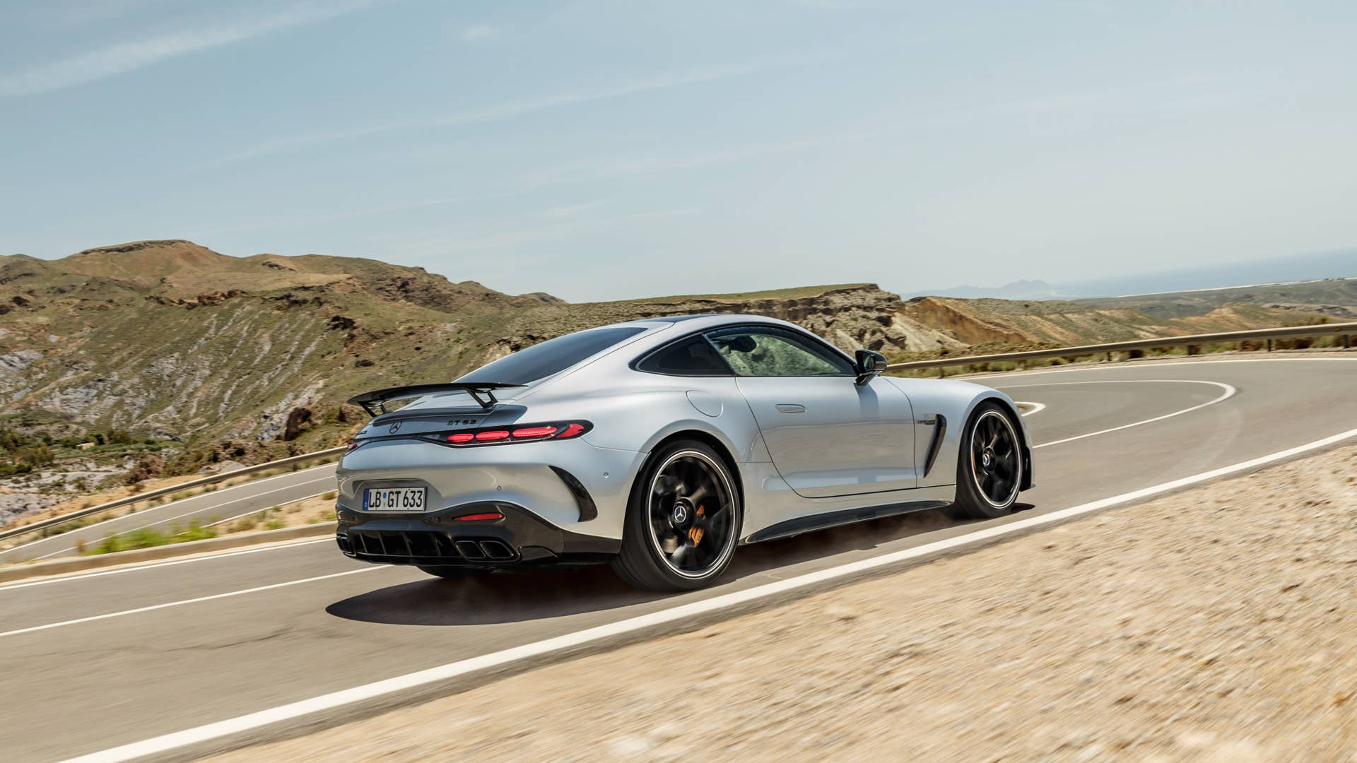 Mercedes-AMG GT 63 4MATIC+ (Kraftstoffverbrauch kombiniert: 14,1 l/100 km, CO2-Emissionen kombiniert 319 g/km) Exterieur: AMG Aerodynamik-Paket, Hightechsilber metallic; Interieur: Leder Nappa schwarz // Mercedes-AMG GT 63 4MATIC+ (combined fuel consumption, weighted: 14,1 l/100 km; combined CO2 emissions, weighted: 319 g/km) exterior: AMG Aerodynamic package, hightechsilver metallic; interior: leather nappa black