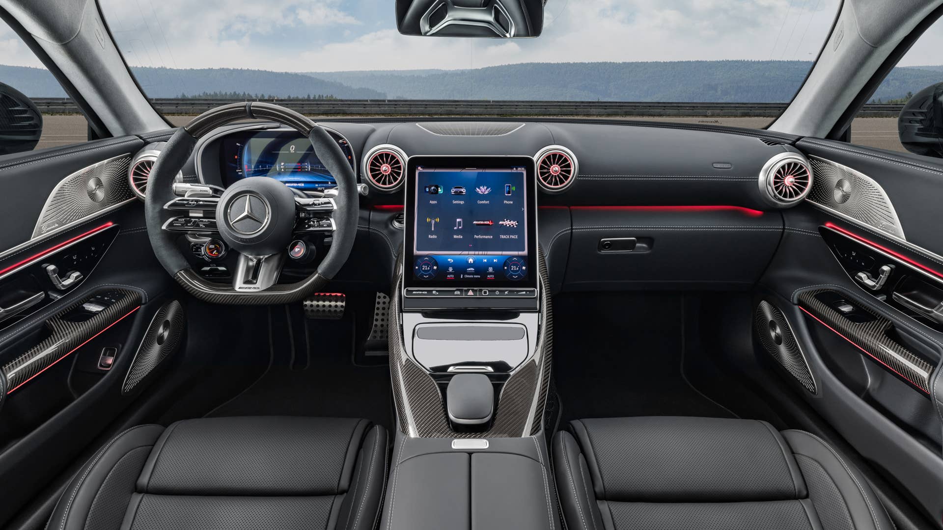 Mercedes-AMG GT 63 4MATIC+ (Kraftstoffverbrauch kombiniert: 14,1 l/100 km, CO2-Emissionen kombiniert 319 g/km) Exterieur: AMG Aerodynamik-Paket, Hightechsilber metallic; Interieur: Leder Nappa schwarz // Mercedes-AMG GT 63 4MATIC+ (combined fuel consumption, weighted: 14,1 l/100 km; combined CO2 emissions, weighted: 319 g/km) exterior: AMG Aerodynamic package, hightechsilver metallic; interior: leather nappa black