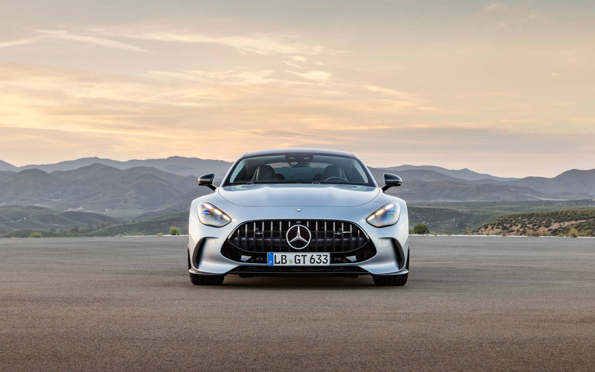 Mercedes-AMG GT 63 4MATIC+ (Kraftstoffverbrauch kombiniert: 14,1 l/100 km, CO2-Emissionen kombiniert 319 g/km) Exterieur: AMG Aerodynamik-Paket, Hightechsilber metallic; Interieur: Leder Nappa schwarz // Mercedes-AMG GT 63 4MATIC+ (combined fuel consumption, weighted: 14,1 l/100 km; combined CO2 emissions, weighted: 319 g/km) exterior: AMG Aerodynamic package, hightechsilver metallic; interior: leather nappa black