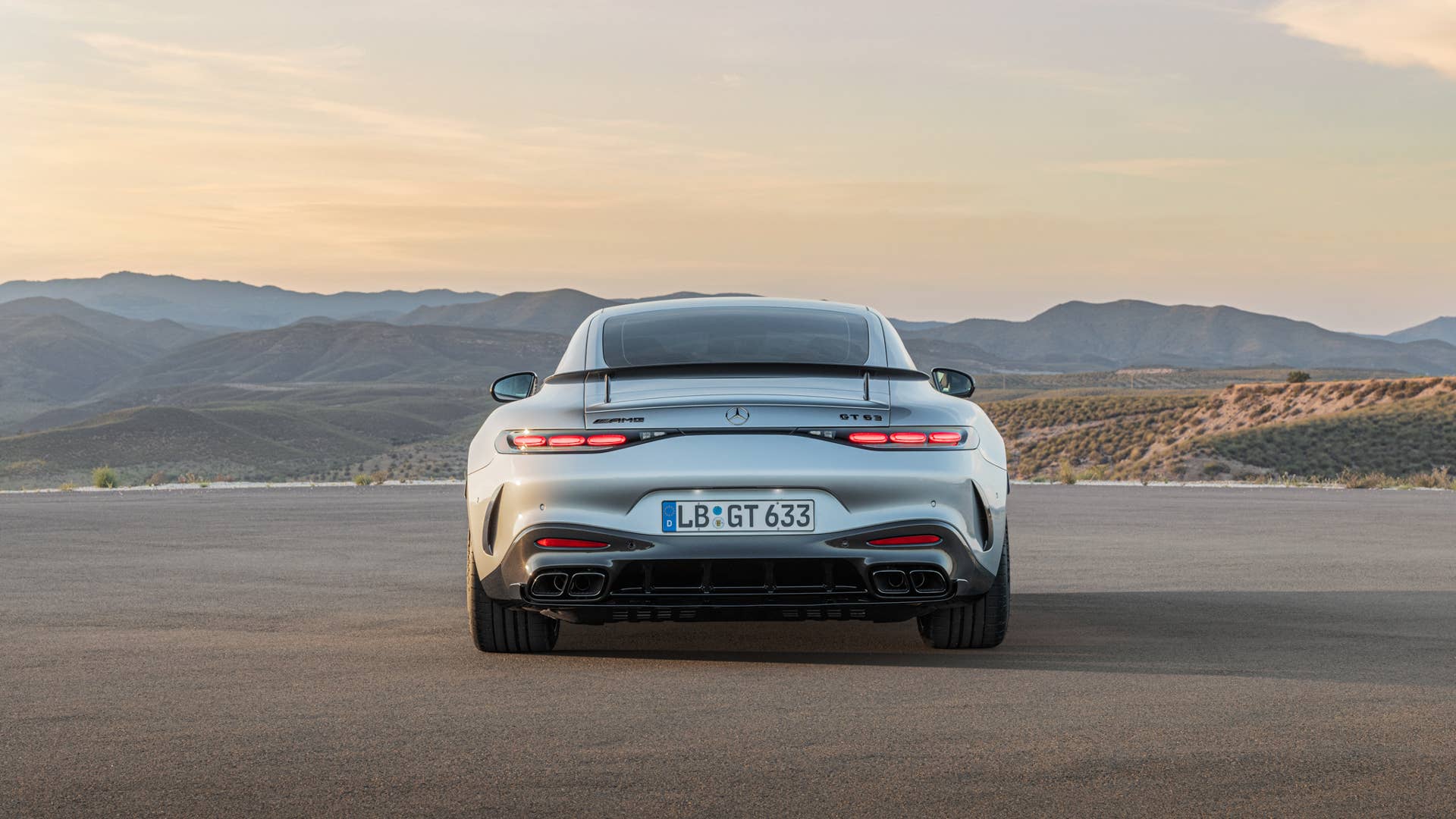 Mercedes-AMG GT 63 4MATIC+ (Kraftstoffverbrauch kombiniert: 14,1 l/100 km, CO2-Emissionen kombiniert 319 g/km) Exterieur: AMG Aerodynamik-Paket, Hightechsilber metallic; Interieur: Leder Nappa schwarz // Mercedes-AMG GT 63 4MATIC+ (combined fuel consumption, weighted: 14,1 l/100 km; combined CO2 emissions, weighted: 319 g/km) exterior: AMG Aerodynamic package, hightechsilver metallic; interior: leather nappa black