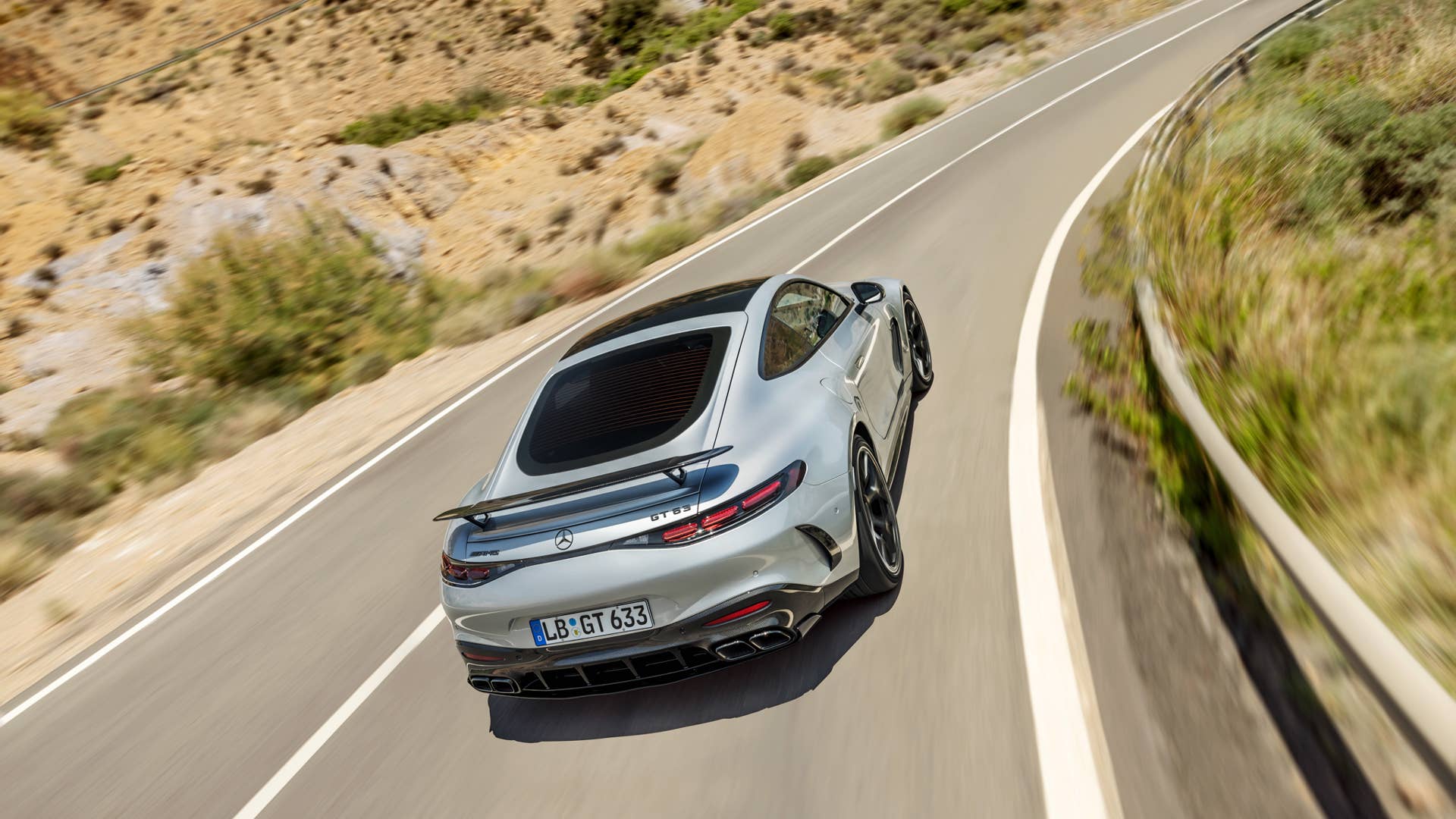 Mercedes-AMG GT 63 4MATIC+ (Kraftstoffverbrauch kombiniert: 14,1 l/100 km, CO2-Emissionen kombiniert 319 g/km) Exterieur: AMG Aerodynamik-Paket, Hightechsilber metallic; Interieur: Leder Nappa schwarz // Mercedes-AMG GT 63 4MATIC+ (combined fuel consumption, weighted: 14,1 l/100 km; combined CO2 emissions, weighted: 319 g/km) exterior: AMG Aerodynamic package, hightechsilver metallic; interior: leather nappa black