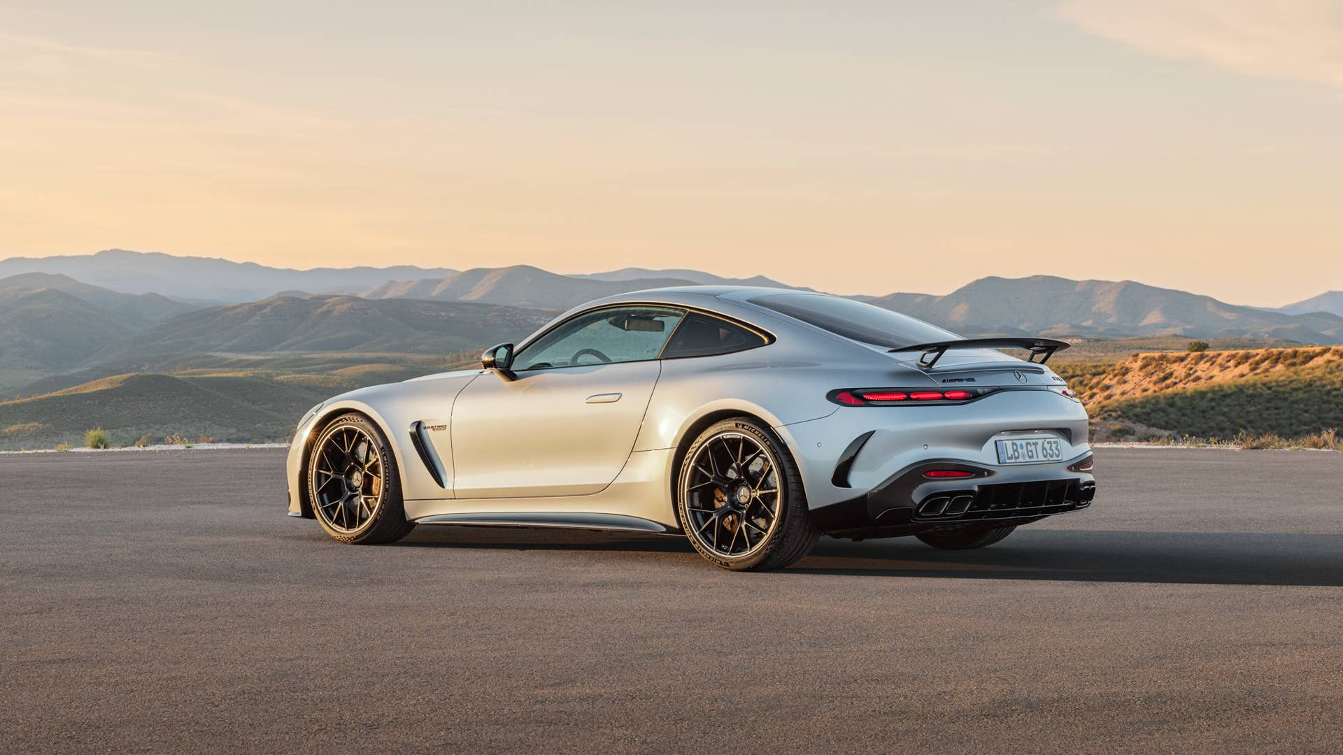 Mercedes-AMG GT 63 4MATIC+ (Kraftstoffverbrauch kombiniert: 14,1 l/100 km, CO2-Emissionen kombiniert 319 g/km) Exterieur: AMG Aerodynamik-Paket, Hightechsilber metallic; Interieur: Leder Nappa schwarz // Mercedes-AMG GT 63 4MATIC+ (combined fuel consumption, weighted: 14,1 l/100 km; combined CO2 emissions, weighted: 319 g/km) exterior: AMG Aerodynamic package, hightechsilver metallic; interior: leather nappa black