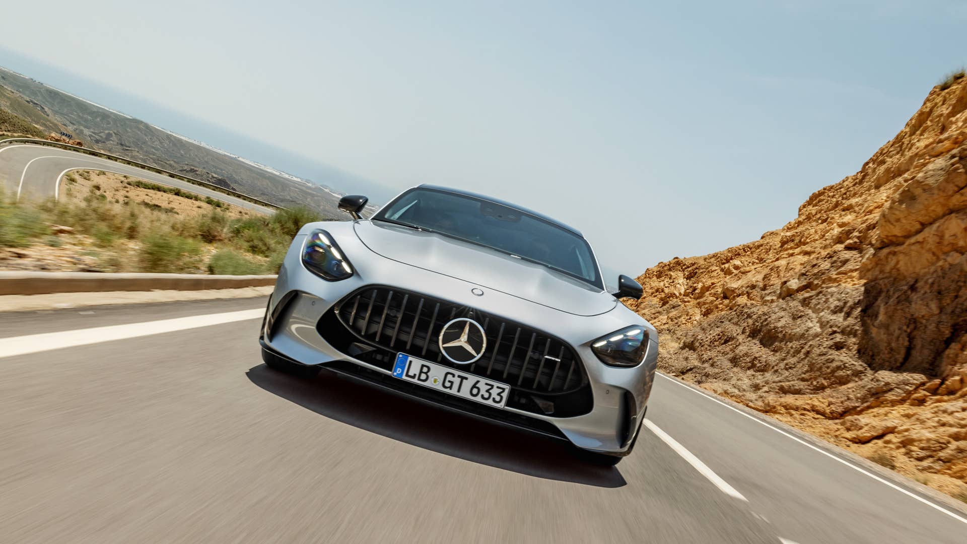 Mercedes-AMG GT 63 4MATIC+ (Kraftstoffverbrauch kombiniert: 14,1 l/100 km, CO2-Emissionen kombiniert 319 g/km) Exterieur: AMG Aerodynamik-Paket, Hightechsilber metallic; Interieur: Leder Nappa schwarz // Mercedes-AMG GT 63 4MATIC+ (combined fuel consumption, weighted: 14,1 l/100 km; combined CO2 emissions, weighted: 319 g/km) exterior: AMG Aerodynamic package, hightechsilver metallic; interior: leather nappa black