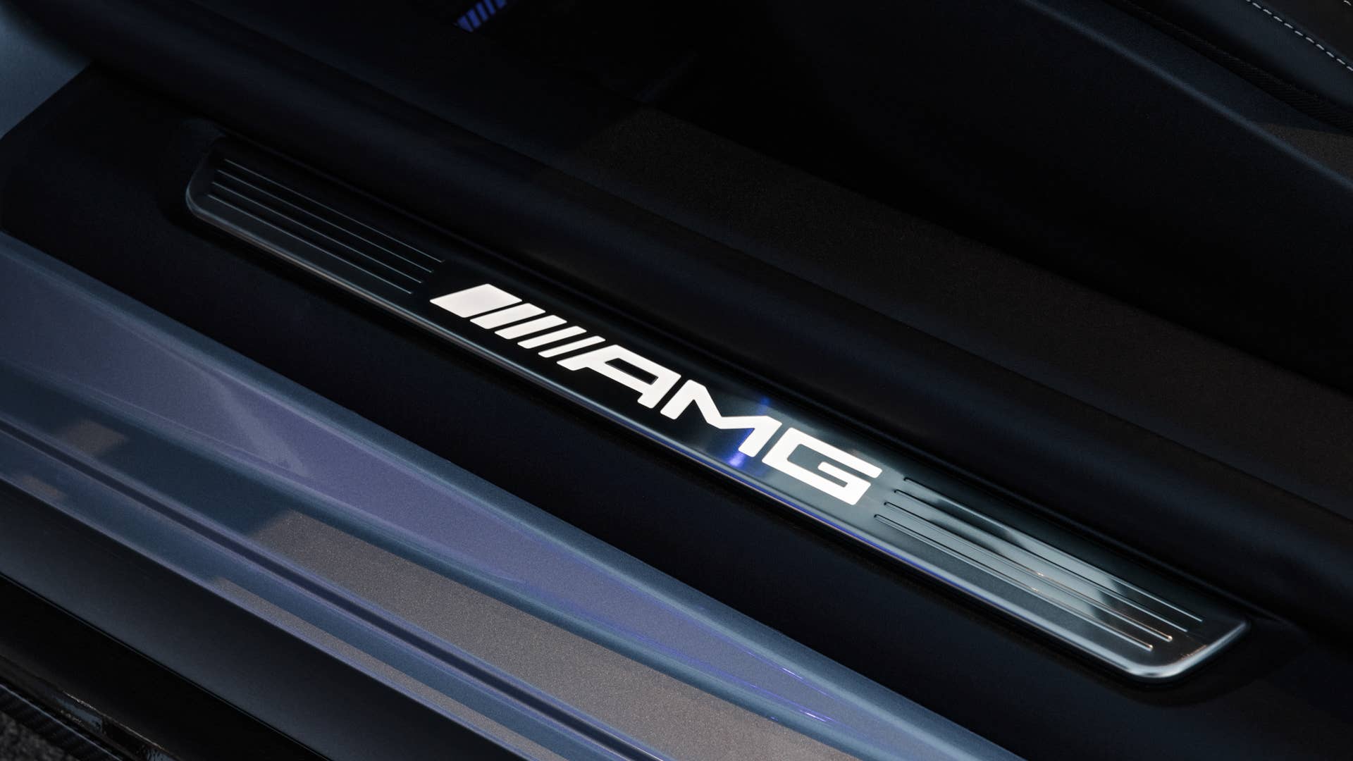 Mercedes-AMG GT 63 4MATIC+ (Kraftstoffverbrauch kombiniert: 14,1 l/100 km, CO2-Emissionen kombiniert 319 g/km) Exterieur: AMG Aerodynamik-Paket, Hightechsilber metallic; Interieur: Leder Nappa schwarz // Mercedes-AMG GT 63 4MATIC+ (combined fuel consumption, weighted: 14,1 l/100 km; combined CO2 emissions, weighted: 319 g/km) exterior: AMG Aerodynamic package, hightechsilver metallic; interior: leather nappa black