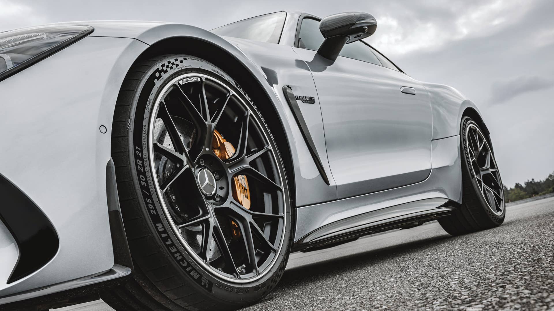 Mercedes-AMG GT 63 4MATIC+ (Kraftstoffverbrauch kombiniert: 14,1 l/100 km, CO2-Emissionen kombiniert 319 g/km) Exterieur: AMG Aerodynamik-Paket, Hightechsilber metallic; Interieur: Leder Nappa schwarz // Mercedes-AMG GT 63 4MATIC+ (combined fuel consumption, weighted: 14,1 l/100 km; combined CO2 emissions, weighted: 319 g/km) exterior: AMG Aerodynamic package, hightechsilver metallic; interior: leather nappa black
