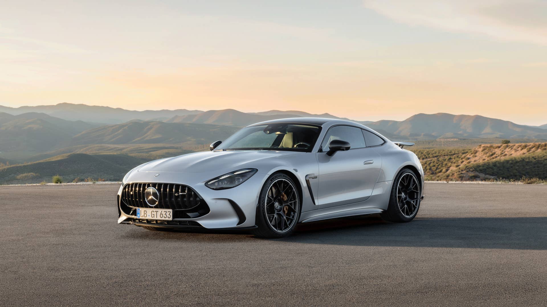 Mercedes-AMG GT 63 4MATIC+ (Kraftstoffverbrauch kombiniert: 14,1 l/100 km, CO2-Emissionen kombiniert 319 g/km) Exterieur: AMG Aerodynamik-Paket, Hightechsilber metallic; Interieur: Leder Nappa schwarz // Mercedes-AMG GT 63 4MATIC+ (combined fuel consumption, weighted: 14,1 l/100 km; combined CO2 emissions, weighted: 319 g/km) exterior: AMG Aerodynamic package, hightechsilver metallic; interior: leather nappa black