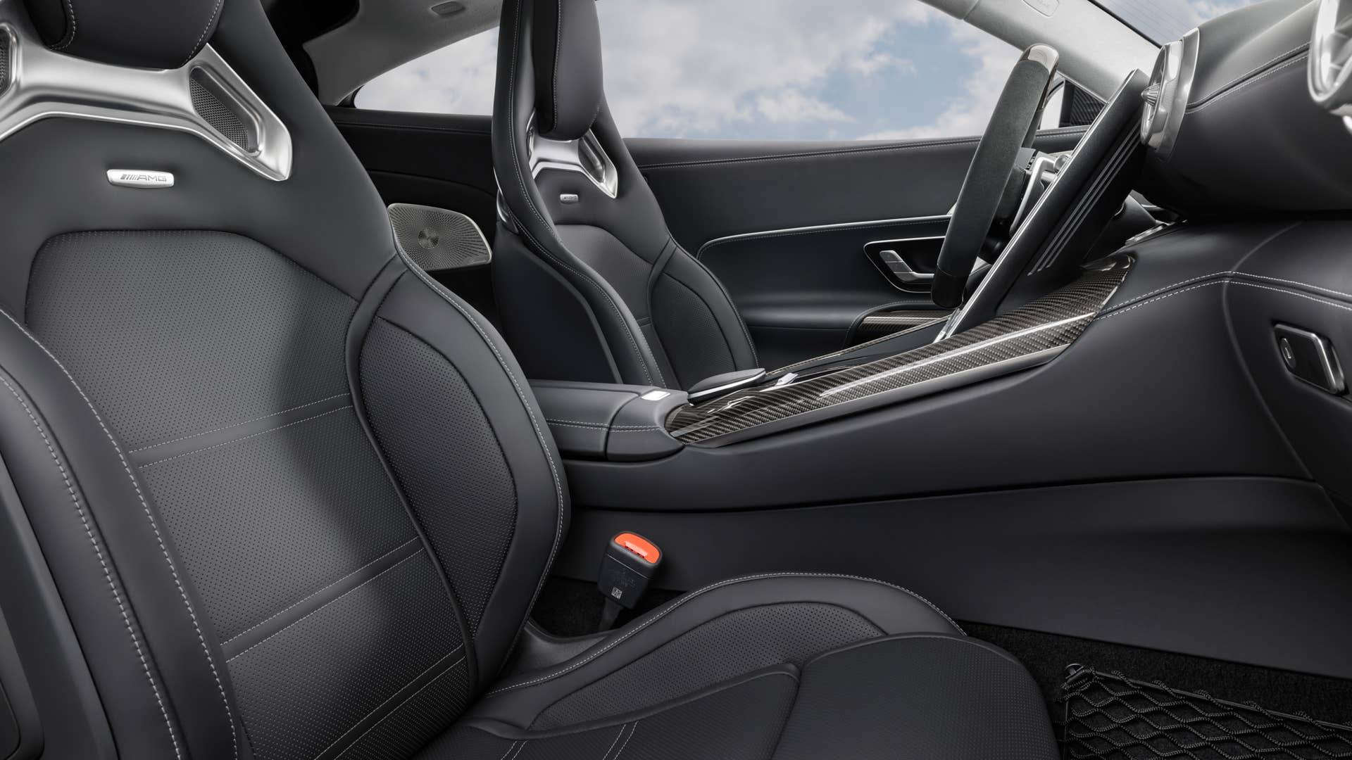 Mercedes-AMG GT 63 4MATIC+ (Kraftstoffverbrauch kombiniert: 14,1 l/100 km, CO2-Emissionen kombiniert 319 g/km) Exterieur: AMG Aerodynamik-Paket, Hightechsilber metallic; Interieur: Leder Nappa schwarz // Mercedes-AMG GT 63 4MATIC+ (combined fuel consumption, weighted: 14,1 l/100 km; combined CO2 emissions, weighted: 319 g/km) exterior: AMG Aerodynamic package, hightechsilver metallic; interior: leather nappa black