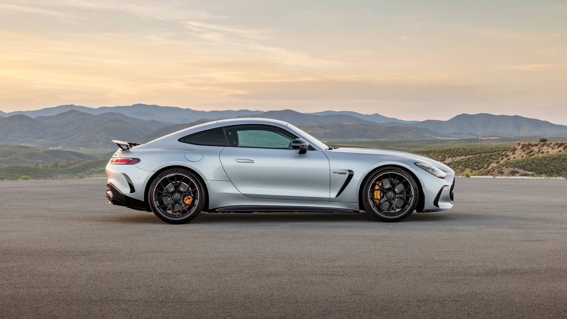 Mercedes-AMG GT 63 4MATIC+ (Kraftstoffverbrauch kombiniert: 14,1 l/100 km, CO2-Emissionen kombiniert 319 g/km) Exterieur: AMG Aerodynamik-Paket, Hightechsilber metallic; Interieur: Leder Nappa schwarz // Mercedes-AMG GT 63 4MATIC+ (combined fuel consumption, weighted: 14,1 l/100 km; combined CO2 emissions, weighted: 319 g/km) exterior: AMG Aerodynamic package, hightechsilver metallic; interior: leather nappa black