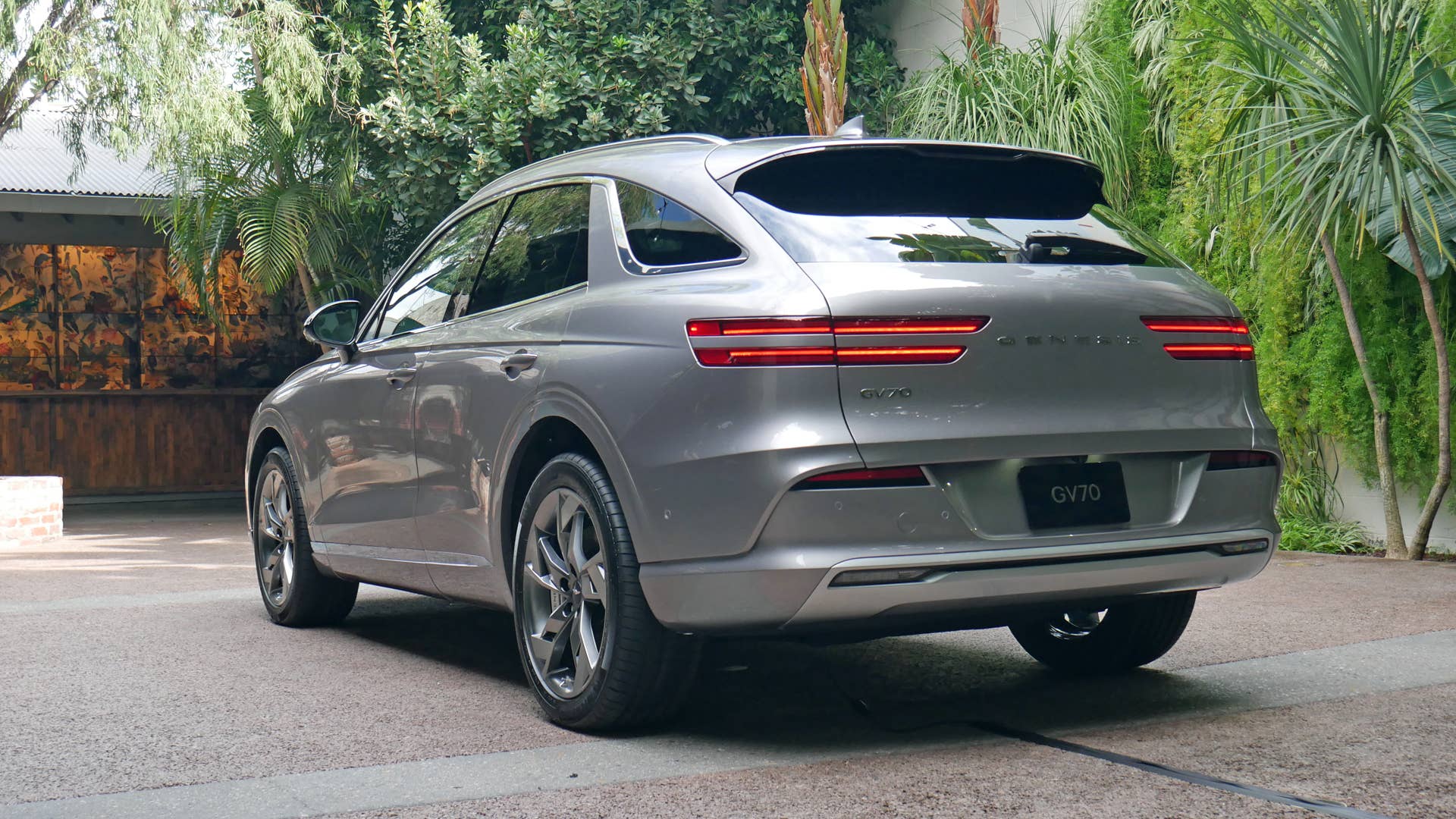 How the Genesis Electrified GV70 differs from the regular GV70 - Autoblog
