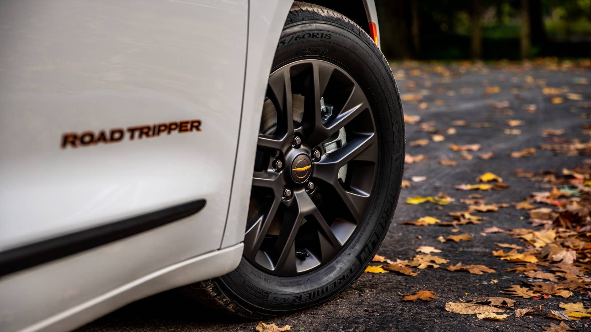 The 2023 Chrysler Pacifica Road Tripper rolls on 20-inch wheels (18-inch wheels on the Hybrid) that are Luster Gray, as are the center caps, which feature a Brilliant Orange Chrysler wing badge logo.