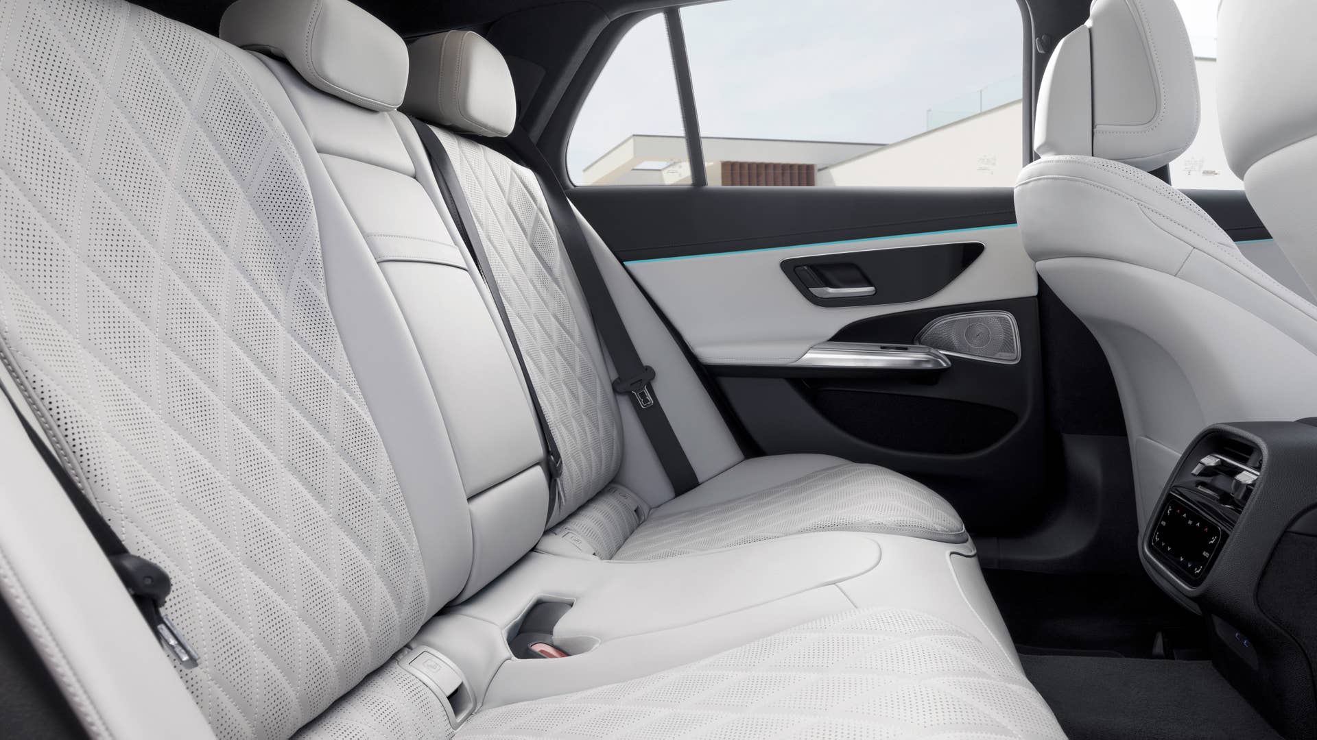 Mercedes-Benz E-Klasse T-Modell, AMG Line, Night Paket; Exterieur: MANUFAKTUR alpingrau uni; Interieur: AMG Line, Nappaleder nevagrau/schwarz, Mittelkonsole in Metall-Mischgewebe silber hell Mercedes-Benz E-Class Estate,  AMG line, night package; exterior: MANUFAKTUR alpine grey solid; interior: AMG line, nappa leather neva grey/black, light silver metallic mixed fabric centre console