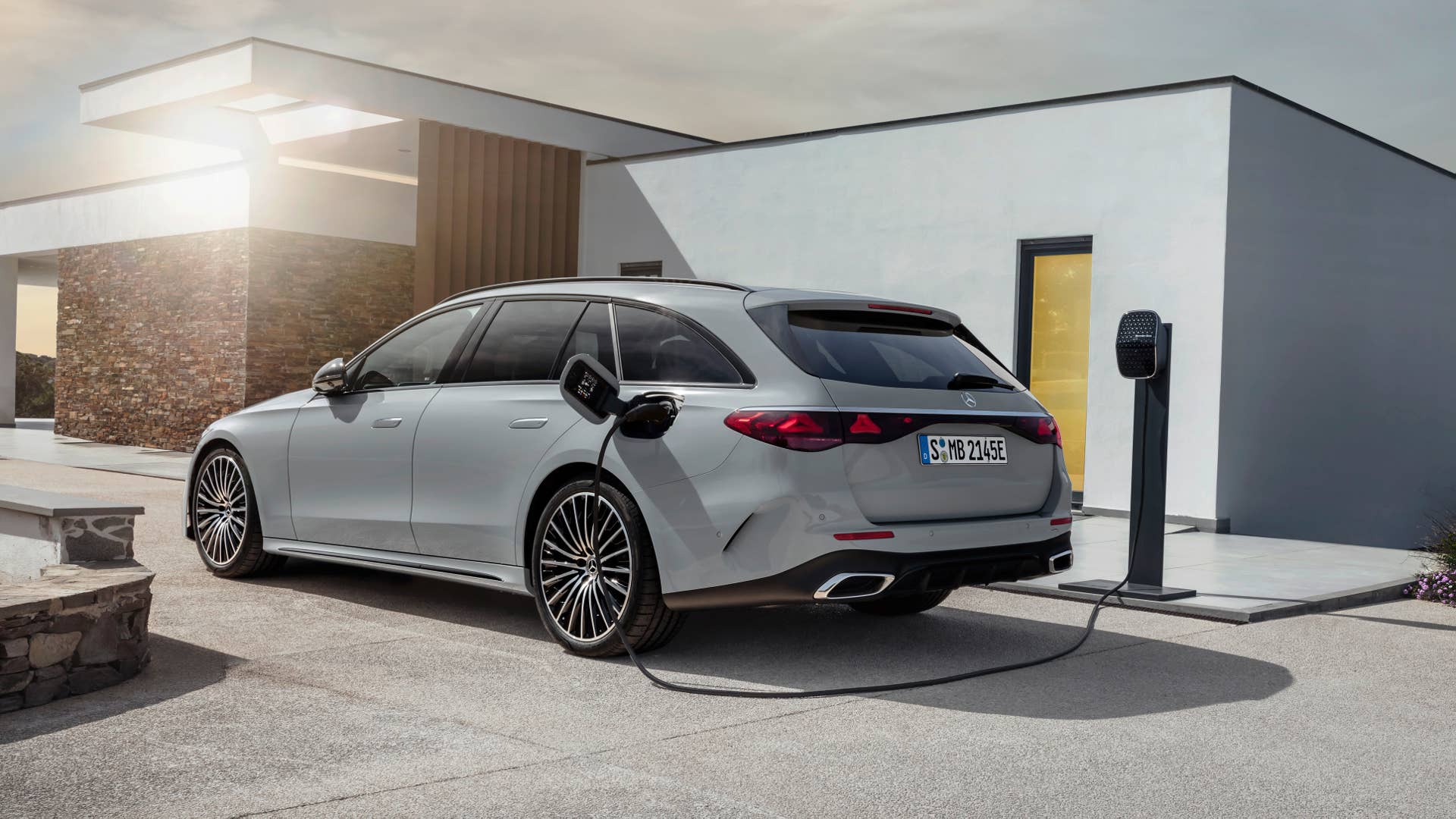 Mercedes-Benz E-Klasse T-Modell, AMG Line, Night Paket; Exterieur: MANUFAKTUR alpingrau uni; Interieur: AMG Line, Nappaleder nevagrau/schwarz, Mittelkonsole in Metall-Mischgewebe silber hell Mercedes-Benz E-Class Estate,  AMG line, night package; exterior: MANUFAKTUR alpine grey solid; interior: AMG line, nappa leather neva grey/black, light silver metallic mixed fabric centre console