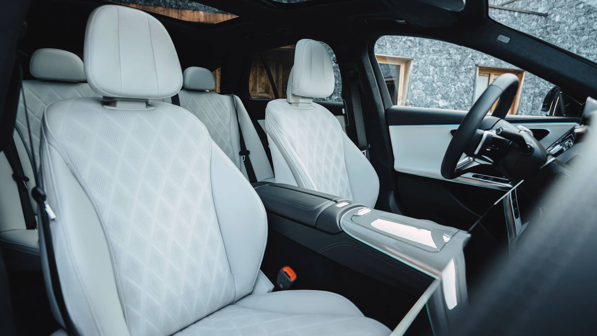 Mercedes-Benz E-Klasse T-Modell, AMG Line; Exterieur: MANUFAKTUR alpingrau; Interieur:  Nappaleder nevagrau/schwarz Mercedes-Benz E-Class Estate AMG line; exterior: MANUFACTURE alpin grey; interior: nappa leather neva grey/black