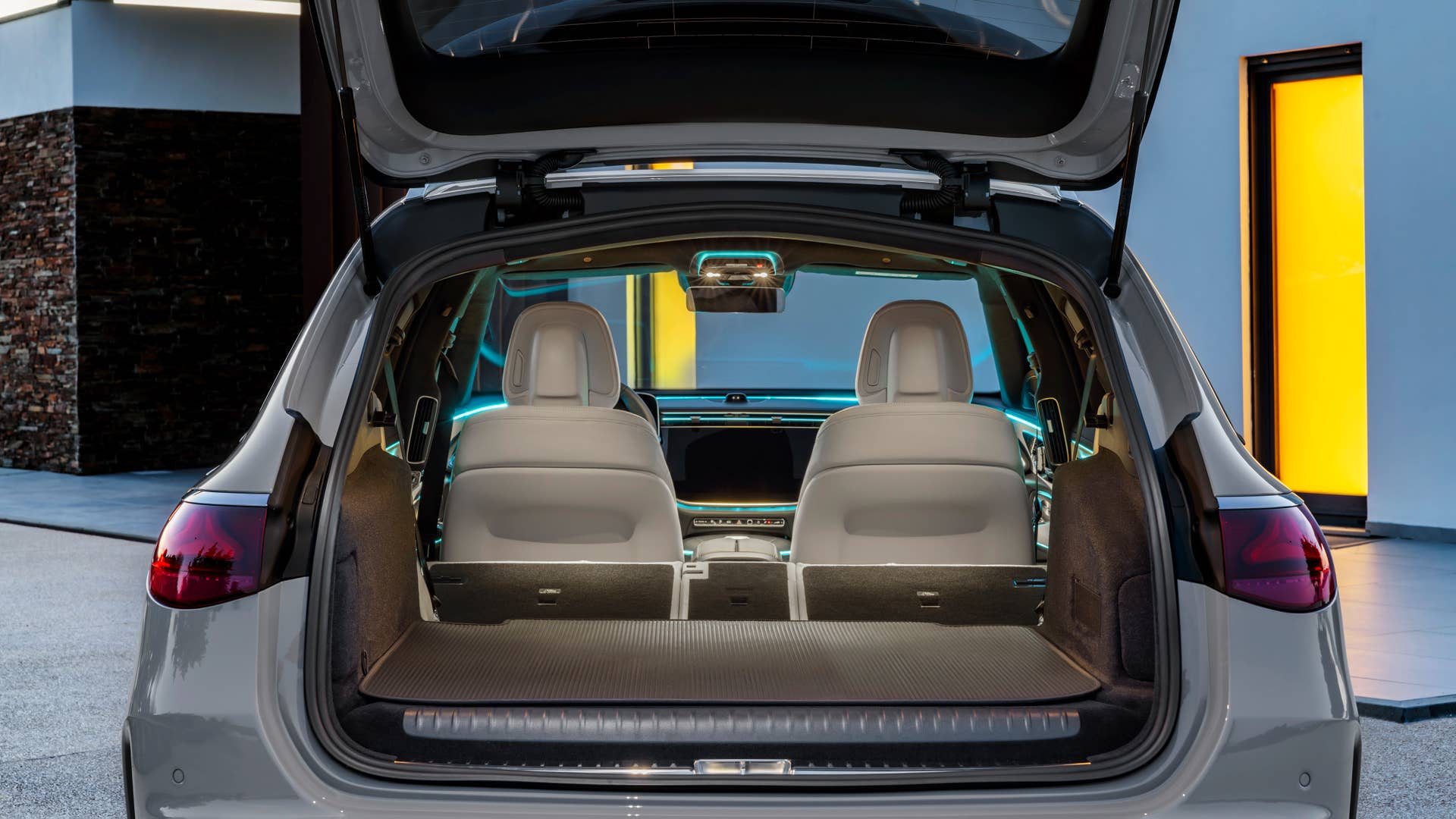 Mercedes-Benz E-Klasse T-Modell, AMG Line, Night Paket; Exterieur: MANUFAKTUR alpingrau uni; Interieur: AMG Line, Nappaleder nevagrau/schwarz, Mittelkonsole in Metall-Mischgewebe silber hell Mercedes-Benz E-Class Estate,  AMG line, night package; exterior: MANUFAKTUR alpine grey solid; interior: AMG line, nappa leather neva grey/black, light silver metallic mixed fabric centre console