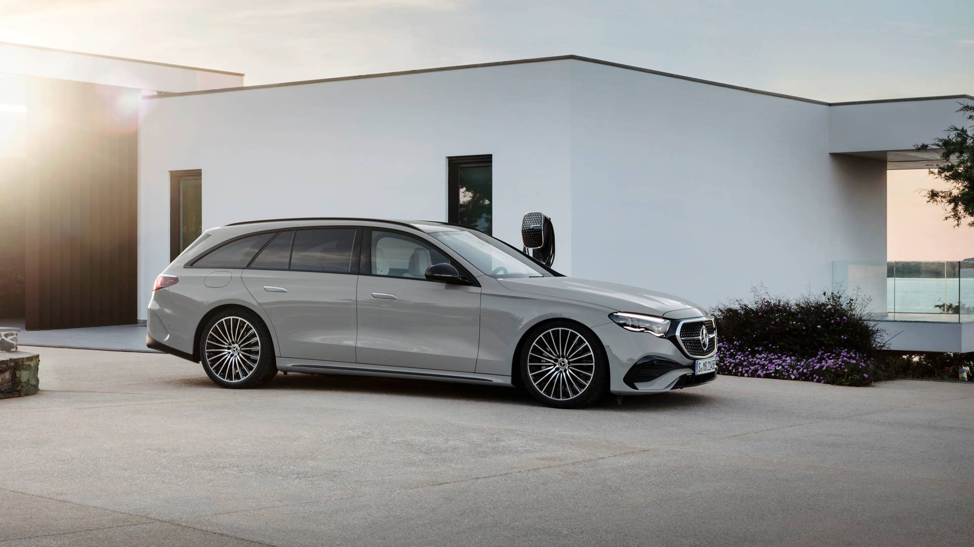 Mercedes-Benz E-Klasse T-Modell, AMG Line, Night Paket; Exterieur: MANUFAKTUR alpingrau uni; Interieur: AMG Line, Nappaleder nevagrau/schwarz, Mittelkonsole in Metall-Mischgewebe silber hell Mercedes-Benz E-Class Estate,  AMG line, night package; exterior: MANUFAKTUR alpine grey solid; interior: AMG line, nappa leather neva grey/black, light silver metallic mixed fabric centre console