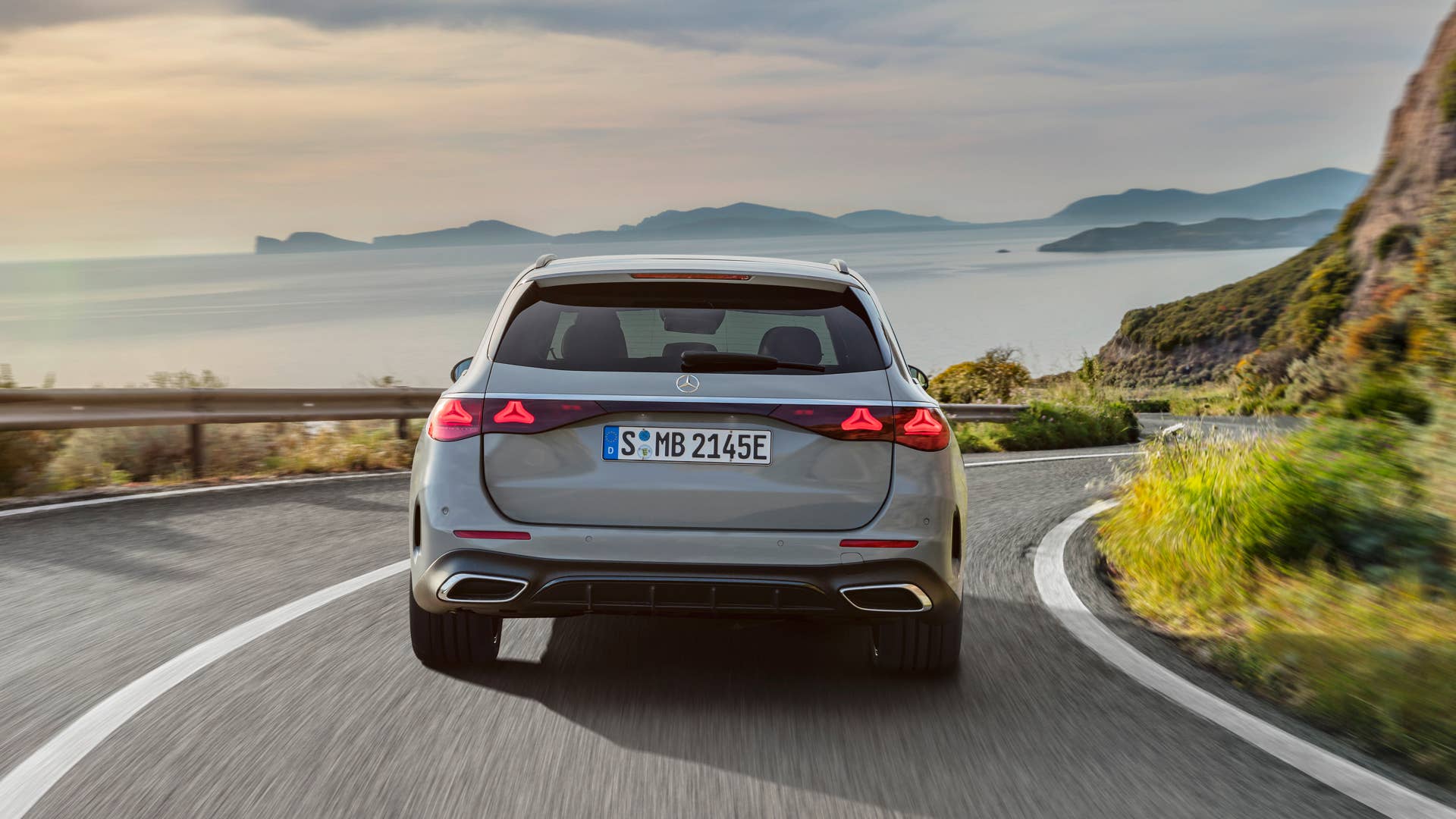 Mercedes-Benz E-Klasse T-Modell, AMG Line, Night Paket; Exterieur: MANUFAKTUR alpingrau uni; Interieur: AMG Line, Nappaleder nevagrau/schwarz, Mittelkonsole in Metall-Mischgewebe silber hell Mercedes-Benz E-Class Estate,  AMG line, night package; exterior: MANUFAKTUR alpine grey solid; interior: AMG line, nappa leather neva grey/black, light silver metallic mixed fabric centre console