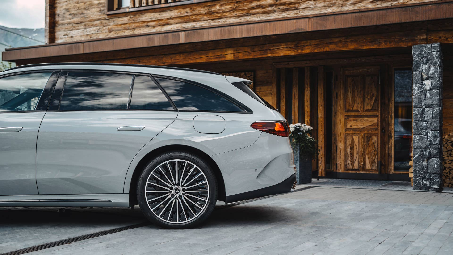 Mercedes-Benz E-Klasse T-Modell, AMG Line; Exterieur: MANUFAKTUR alpingrau; Interieur:  Nappaleder nevagrau/schwarz Mercedes-Benz E-Class Estate AMG line; exterior: MANUFACTURE alpin grey; interior: nappa leather neva grey/black