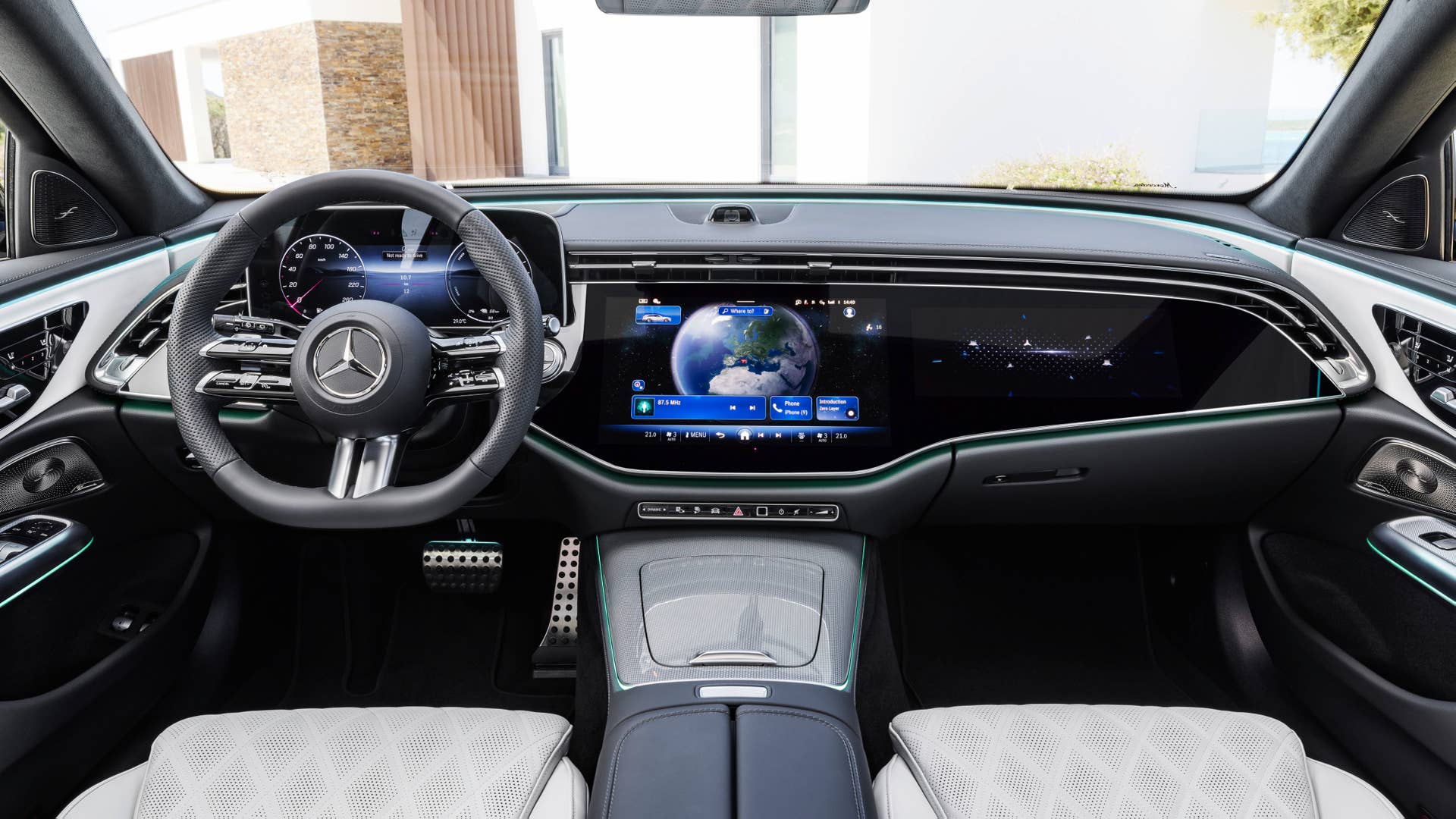 Mercedes-Benz E-Klasse T-Modell, AMG Line, Night Paket; Exterieur: MANUFAKTUR alpingrau uni; Interieur: AMG Line, Nappaleder nevagrau/schwarz, Mittelkonsole in Metall-Mischgewebe silber hell Mercedes-Benz E-Class Estate,  AMG line, night package; exterior: MANUFAKTUR alpine grey solid; interior: AMG line, nappa leather neva grey/black, light silver metallic mixed fabric centre console