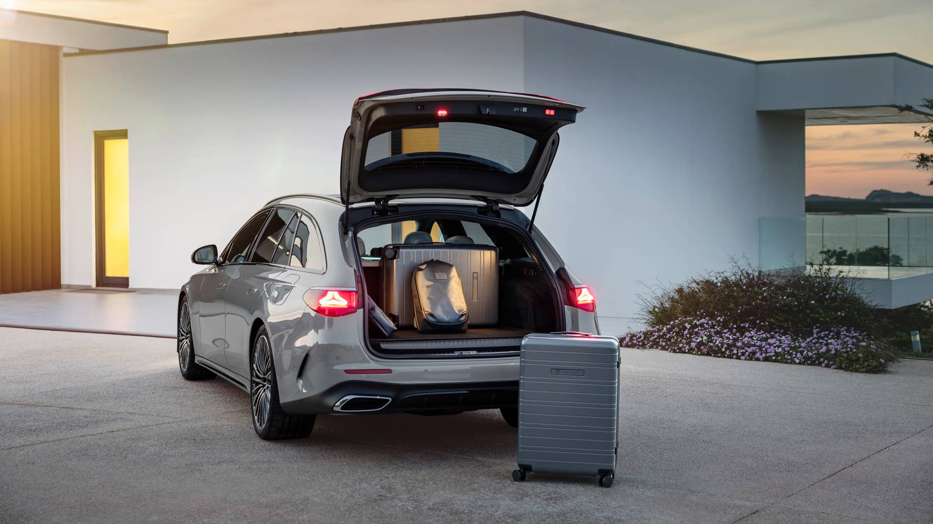 Mercedes-Benz E-Klasse T-Modell, AMG Line, Night Paket; Exterieur: MANUFAKTUR alpingrau uni; Interieur: AMG Line, Nappaleder nevagrau/schwarz, Mittelkonsole in Metall-Mischgewebe silber hell Mercedes-Benz E-Class Estate,  AMG line, night package; exterior: MANUFAKTUR alpine grey solid; interior: AMG line, nappa leather neva grey/black, light silver metallic mixed fabric centre console