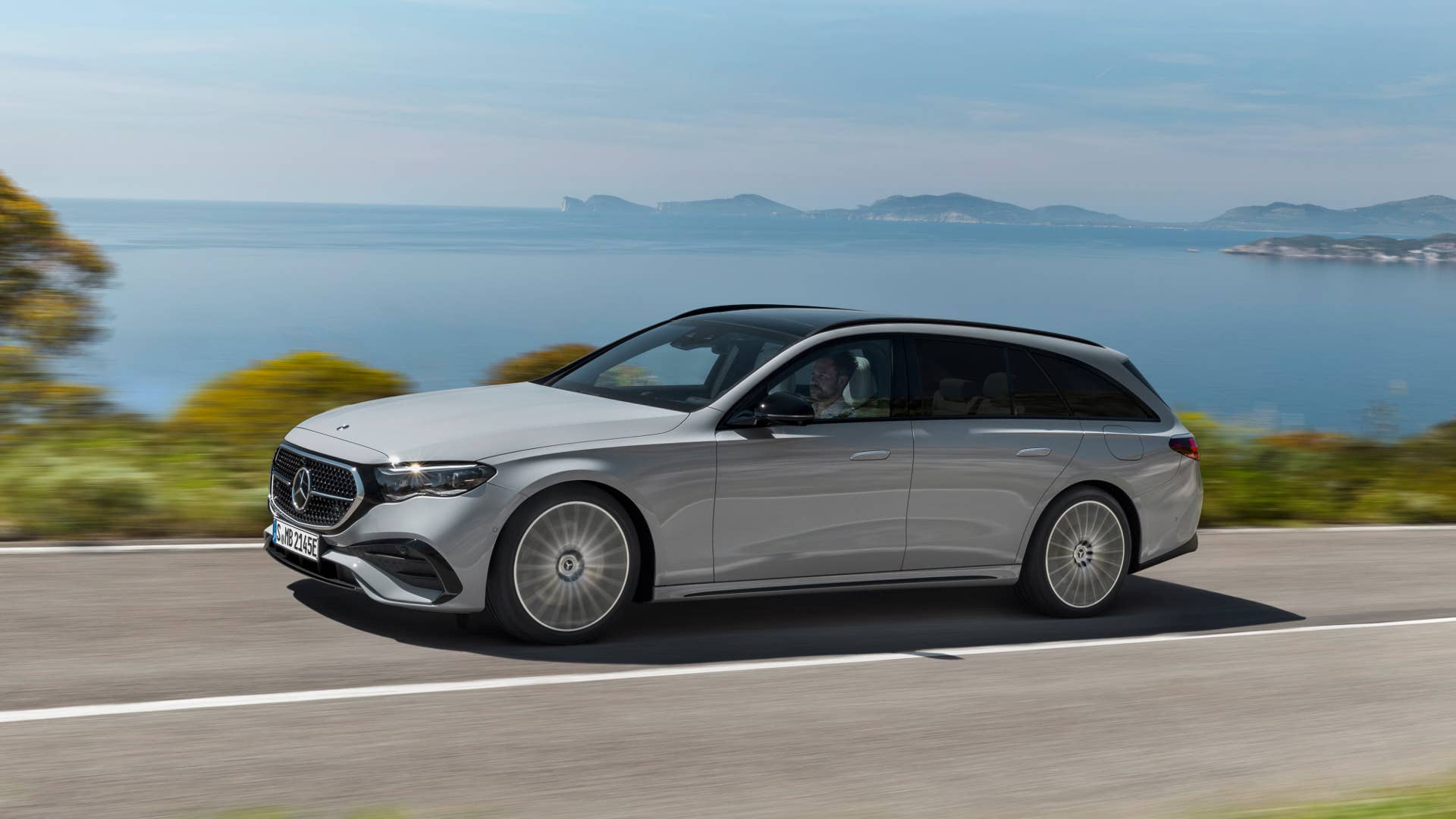 Mercedes-Benz E-Klasse T-Modell, AMG Line, Night Paket; Exterieur: MANUFAKTUR alpingrau uni; Interieur: AMG Line, Nappaleder nevagrau/schwarz, Mittelkonsole in Metall-Mischgewebe silber hell Mercedes-Benz E-Class Estate,  AMG line, night package; exterior: MANUFAKTUR alpine grey solid; interior: AMG line, nappa leather neva grey/black, light silver metallic mixed fabric centre console