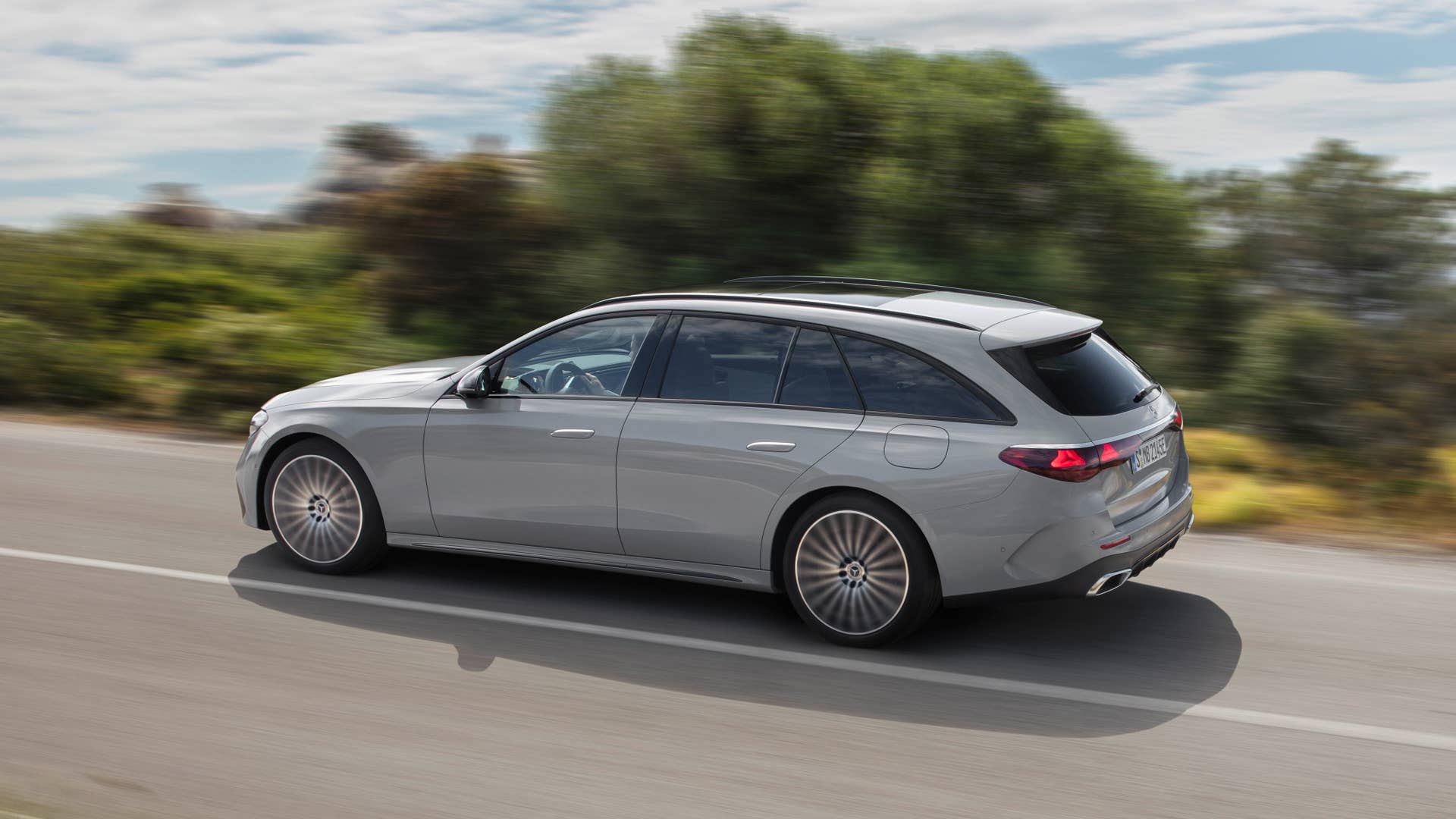 Mercedes-Benz E-Klasse T-Modell, AMG Line, Night Paket; Exterieur: MANUFAKTUR alpingrau uni; Interieur: AMG Line, Nappaleder nevagrau/schwarz, Mittelkonsole in Metall-Mischgewebe silber hell Mercedes-Benz E-Class Estate,  AMG line, night package; exterior: MANUFAKTUR alpine grey solid; interior: AMG line, nappa leather neva grey/black, light silver metallic mixed fabric centre console