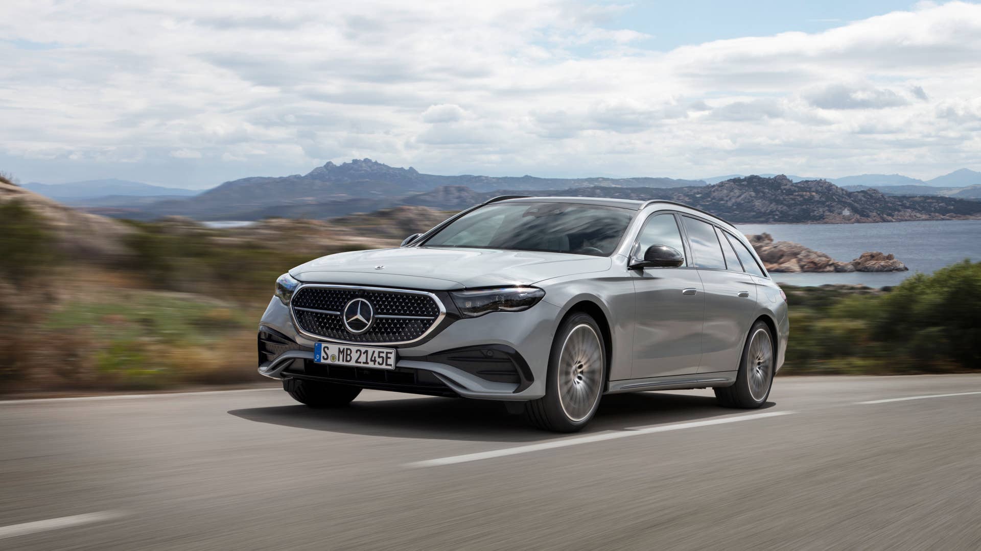 Mercedes-Benz E-Klasse T-Modell, AMG Line, Night Paket; Exterieur: MANUFAKTUR alpingrau uni; Interieur: AMG Line, Nappaleder nevagrau/schwarz, Mittelkonsole in Metall-Mischgewebe silber hell Mercedes-Benz E-Class Estate,  AMG line, night package; exterior: MANUFAKTUR alpine grey solid; interior: AMG line, nappa leather neva grey/black, light silver metallic mixed fabric centre console