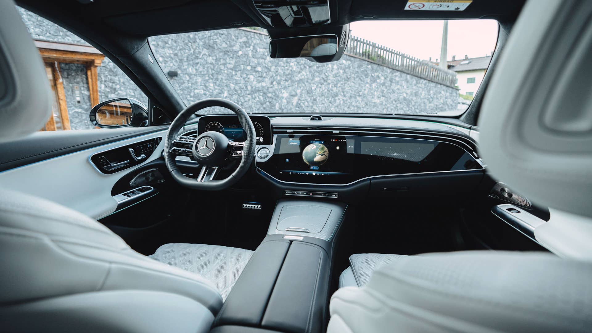 Mercedes-Benz E-Klasse T-Modell, AMG Line; Exterieur: MANUFAKTUR alpingrau; Interieur:  Nappaleder nevagrau/schwarz Mercedes-Benz E-Class Estate AMG line; exterior: MANUFACTURE alpin grey; interior: nappa leather neva grey/black