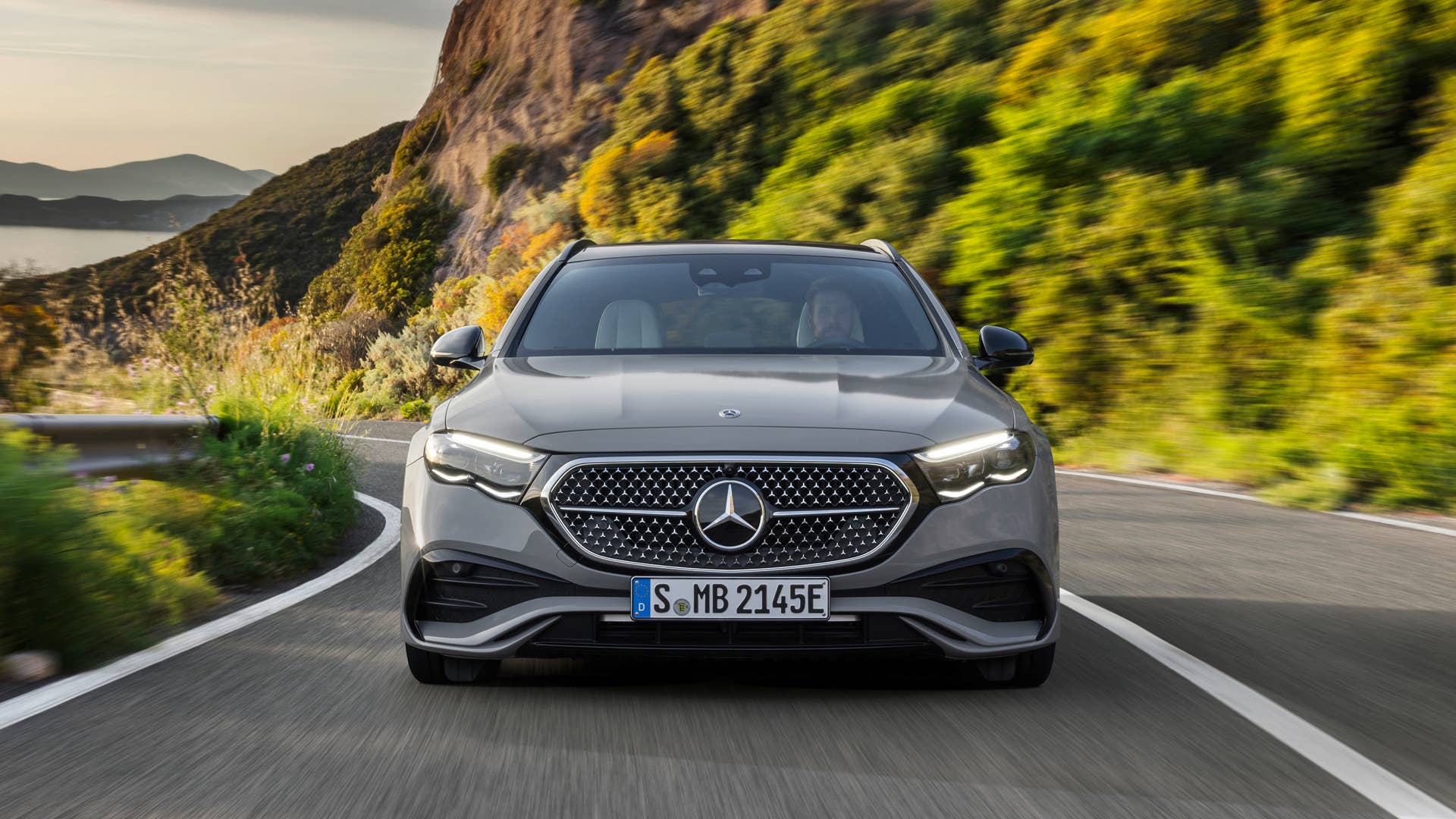 Mercedes-Benz E-Klasse T-Modell, AMG Line, Night Paket; Exterieur: MANUFAKTUR alpingrau uni; Interieur: AMG Line, Nappaleder nevagrau/schwarz, Mittelkonsole in Metall-Mischgewebe silber hell Mercedes-Benz E-Class Estate,  AMG line, night package; exterior: MANUFAKTUR alpine grey solid; interior: AMG line, nappa leather neva grey/black, light silver metallic mixed fabric centre console