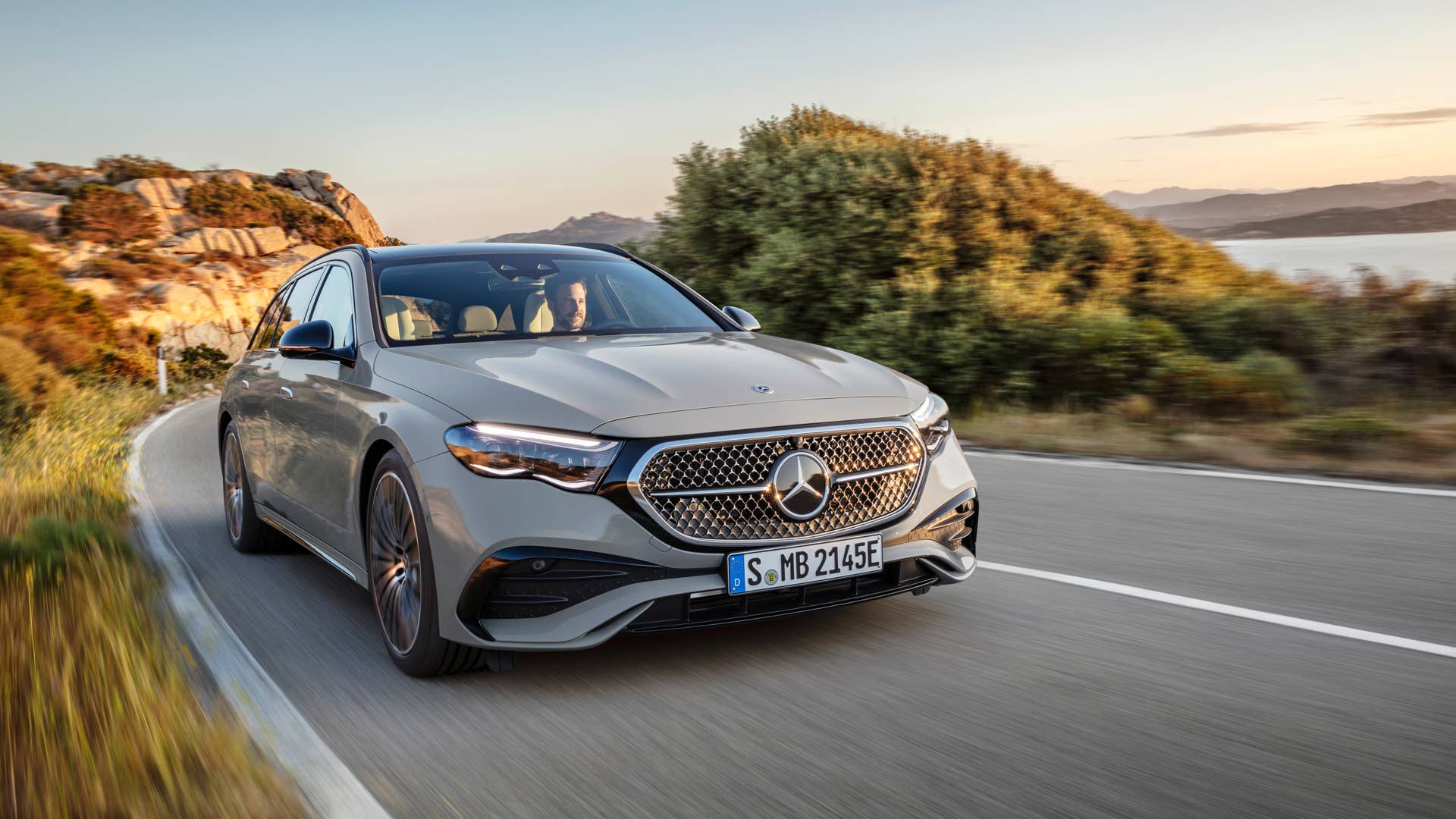Mercedes-Benz E-Klasse T-Modell, AMG Line, Night Paket; Exterieur: MANUFAKTUR alpingrau uni; Interieur: AMG Line, Nappaleder nevagrau/schwarz, Mittelkonsole in Metall-Mischgewebe silber hell Mercedes-Benz E-Class Estate,  AMG line, night package; exterior: MANUFAKTUR alpine grey solid; interior: AMG line, nappa leather neva grey/black, light silver metallic mixed fabric centre console