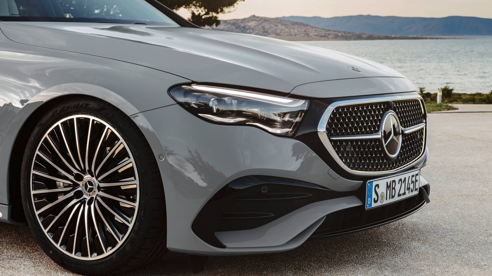 Mercedes-Benz E-Klasse T-Modell, AMG Line, Night Paket; Exterieur: MANUFAKTUR alpingrau uni; Interieur: AMG Line, Nappaleder nevagrau/schwarz, Mittelkonsole in Metall-Mischgewebe silber hell Mercedes-Benz E-Class Estate,  AMG line, night package; exterior: MANUFAKTUR alpine grey solid; interior: AMG line, nappa leather neva grey/black, light silver metallic mixed fabric centre console
