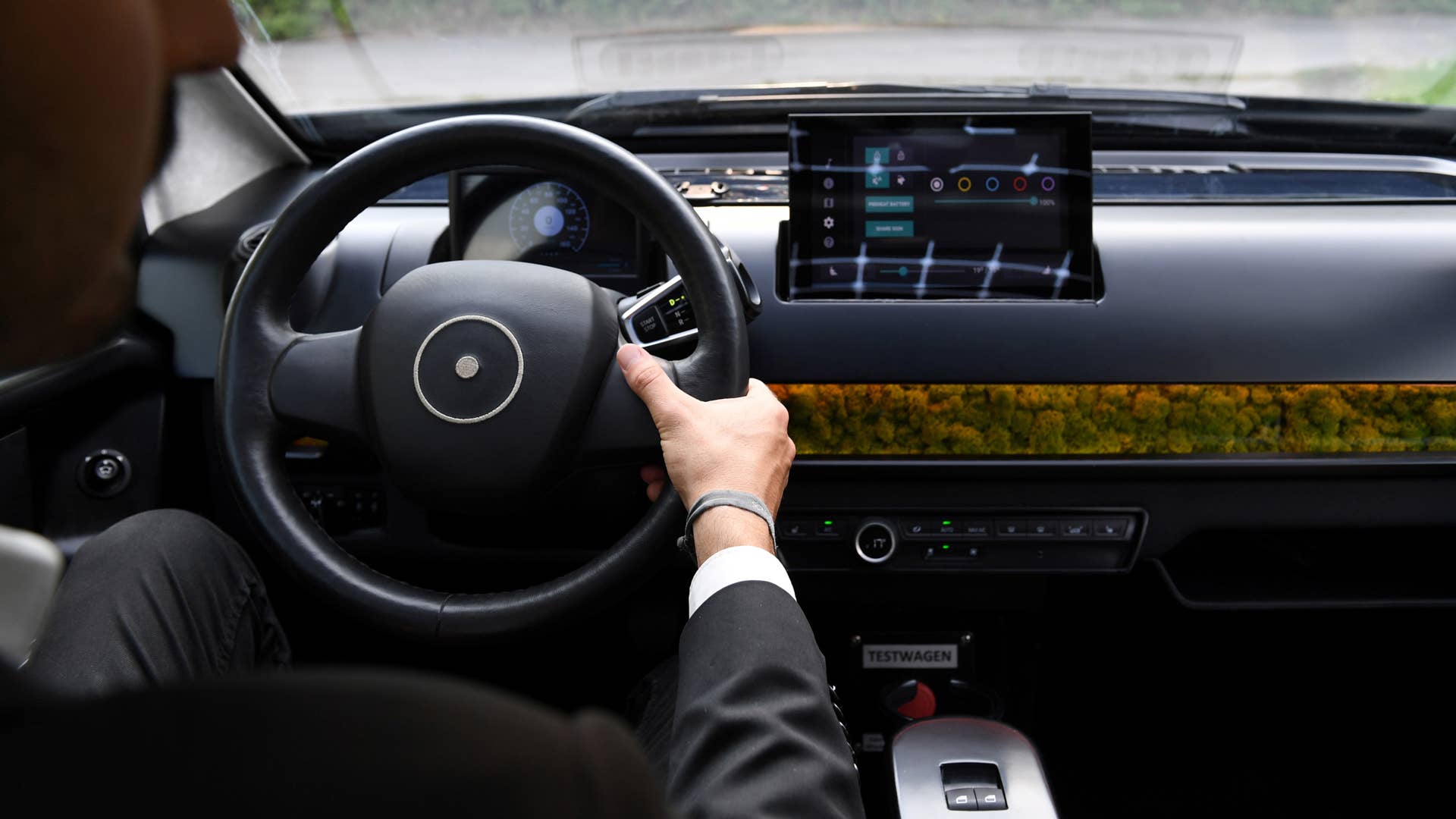 An employee of German solar car company Sono Motors holds the steering wheel of the prototype car "Sion" in Munich, Germany, August 1, 2018. Picture taken August 1, 2018. REUTERS/Andreas Gebert - RC1E4F545290