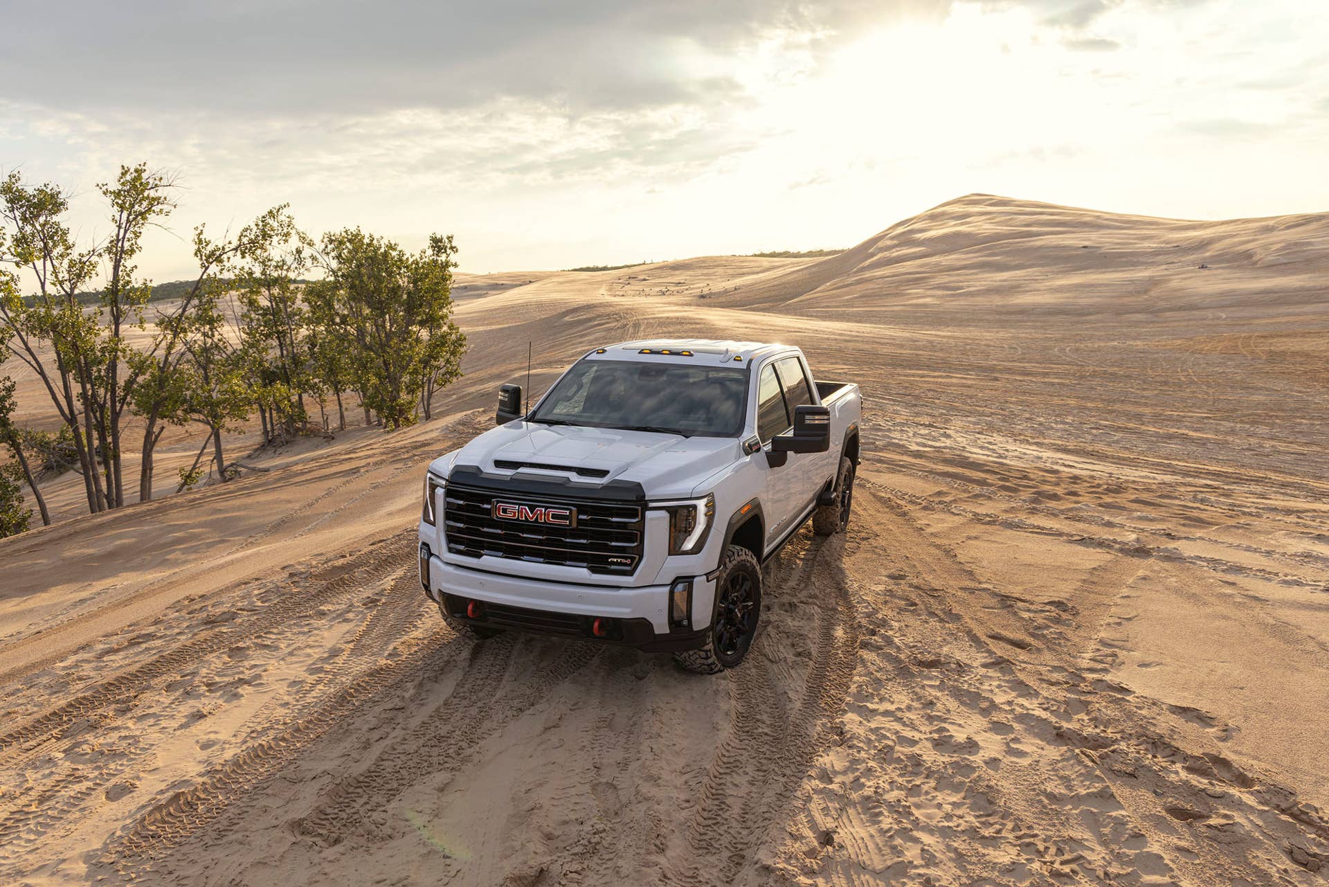 Front 3/4 view of GMC Sierra 2500 HD AT4