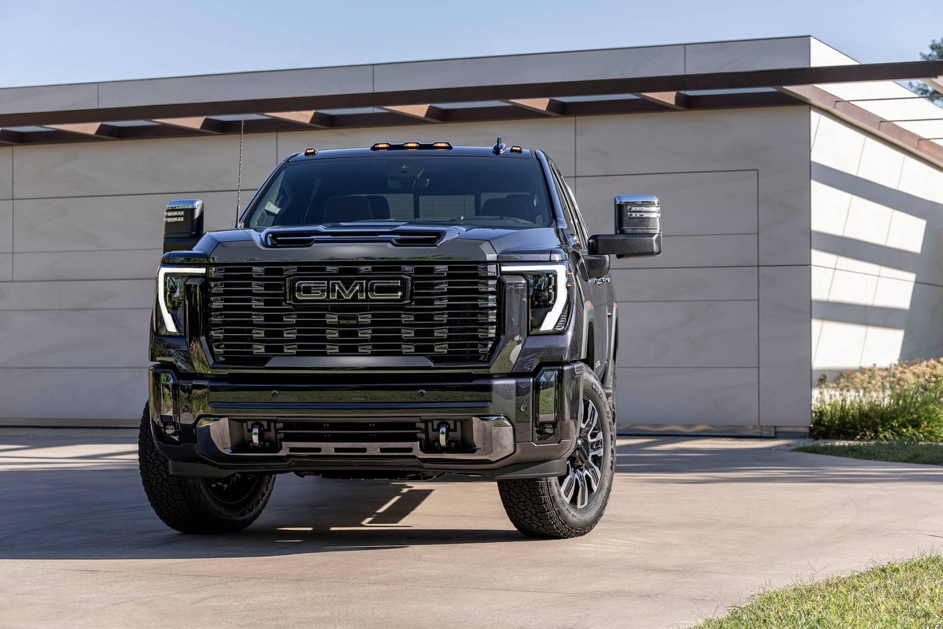 Front view of the GMC Sierra 2500 HD Denali Ultimate
