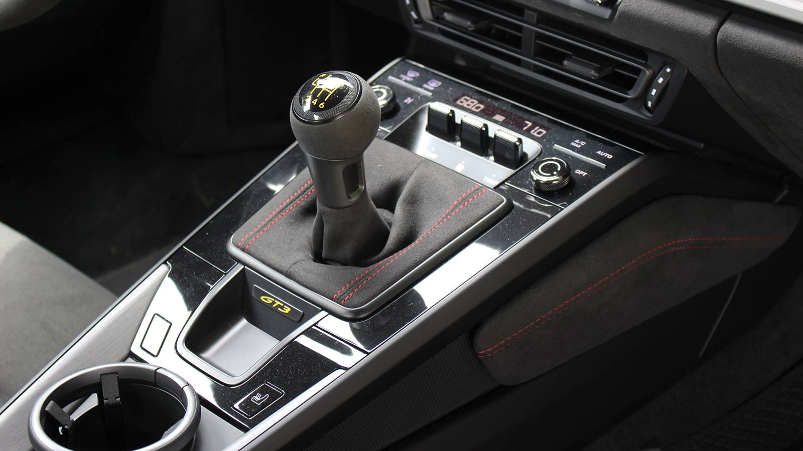 2022 Porsche 911 GT3 center console