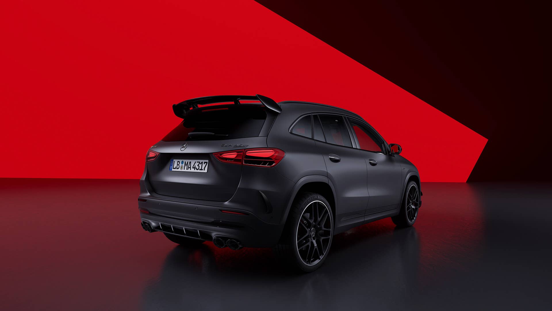 Mercedes-AMG wertet das kompakte Performance-SUV GLA 45 S 4MATIC+ (Kraftstoffverbrauch kombiniert: 10,0-9,5 l/100 km, CO2-Emissionen kombiniert: 227-215 g/km) auf Mercedes-AMG is upgrading its compact Performance SUV GLA 45 S 4MATIC+ (combined fuel consumption: 10.0–9.5 l/100 km, combined CO2 emissions 227–215 g/km)