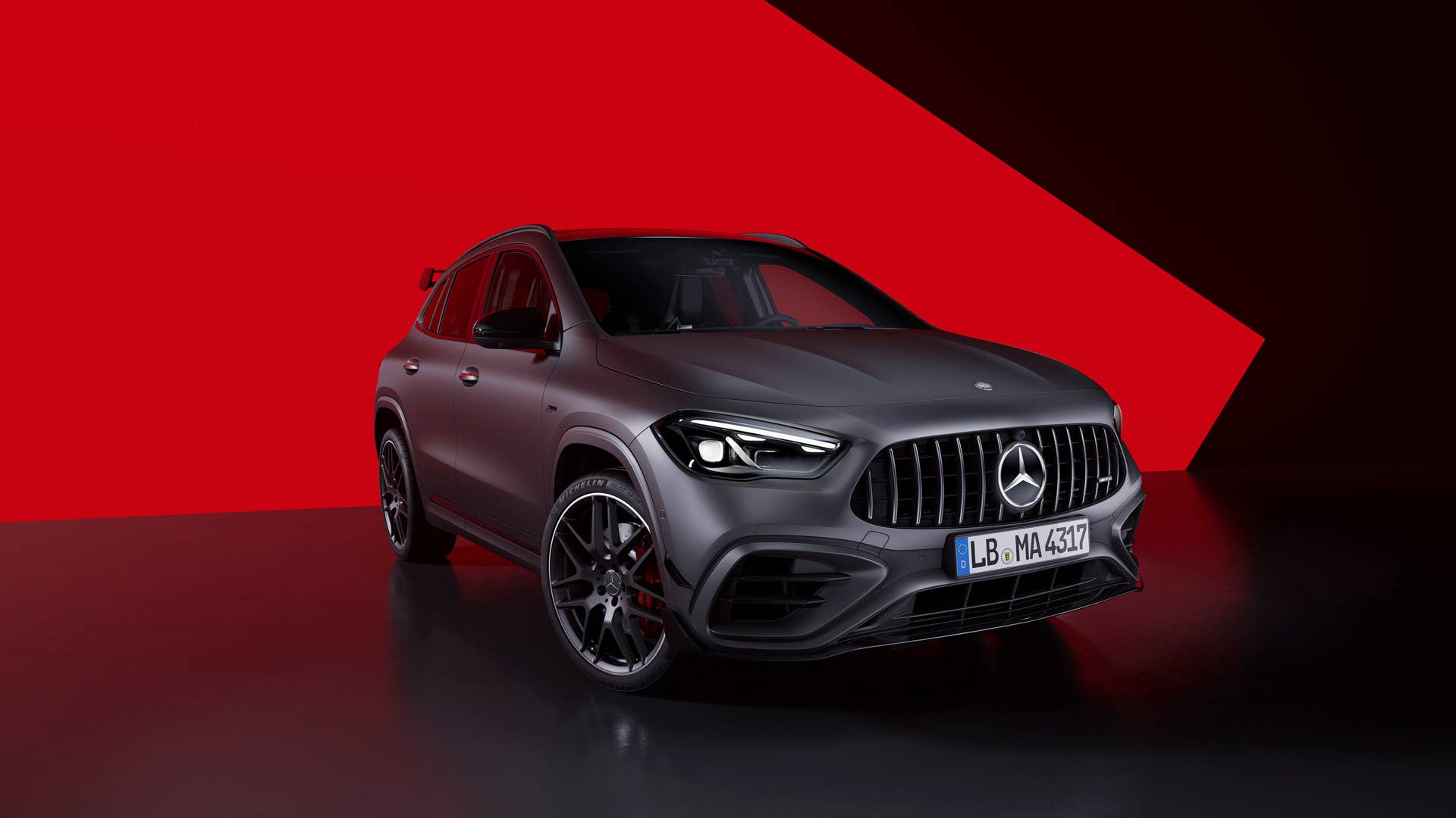 Mercedes-AMG wertet das kompakte Performance-SUV GLA 45 S 4MATIC+ (Kraftstoffverbrauch kombiniert: 10,0-9,5 l/100 km, CO2-Emissionen kombiniert: 227-215 g/km) auf Mercedes-AMG is upgrading its compact Performance SUV GLA 45 S 4MATIC+ (combined fuel consumption: 10.0–9.5 l/100 km, combined CO2 emissions 227–215 g/km)