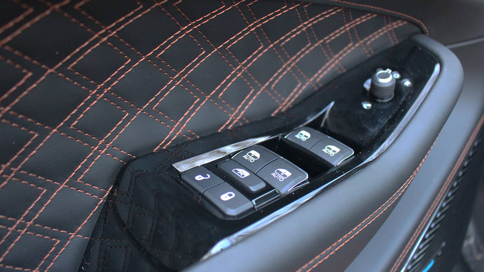 2022 Jeep Grand Cherokee L Summit door trim