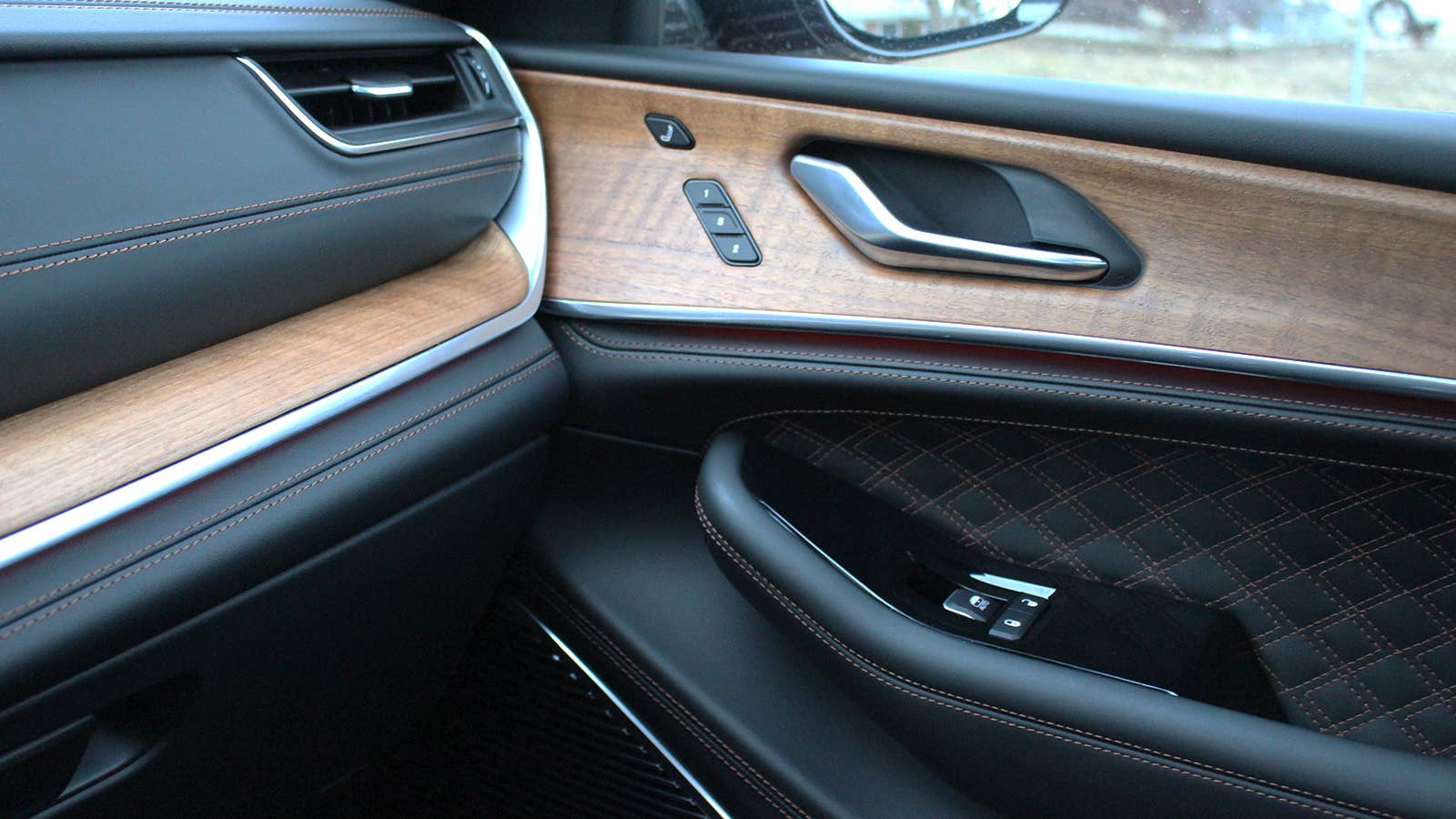 2022 Jeep Grand Cherokee L Summit door trim